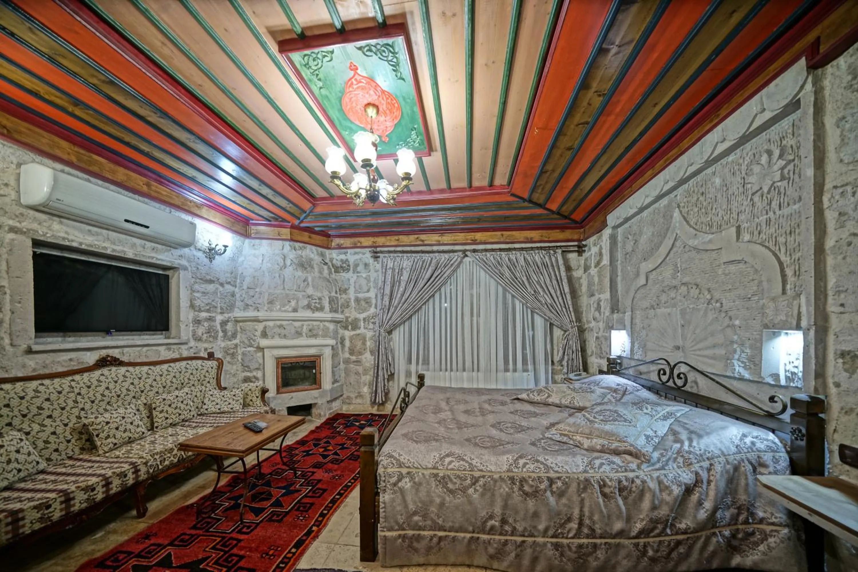 Photo of the whole room, Bed in Alaturca House