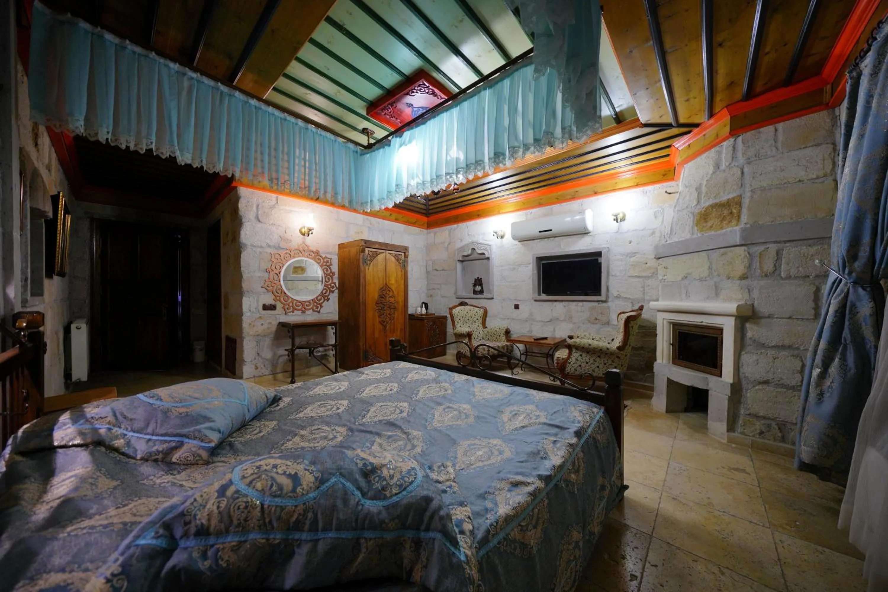 Photo of the whole room, Bed in Alaturca House