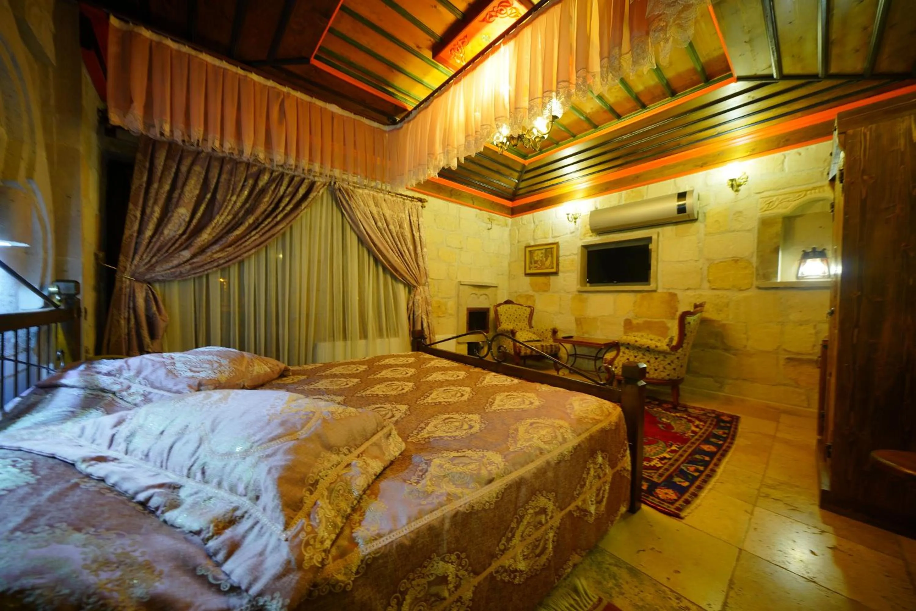 Photo of the whole room, Bed in Alaturca House