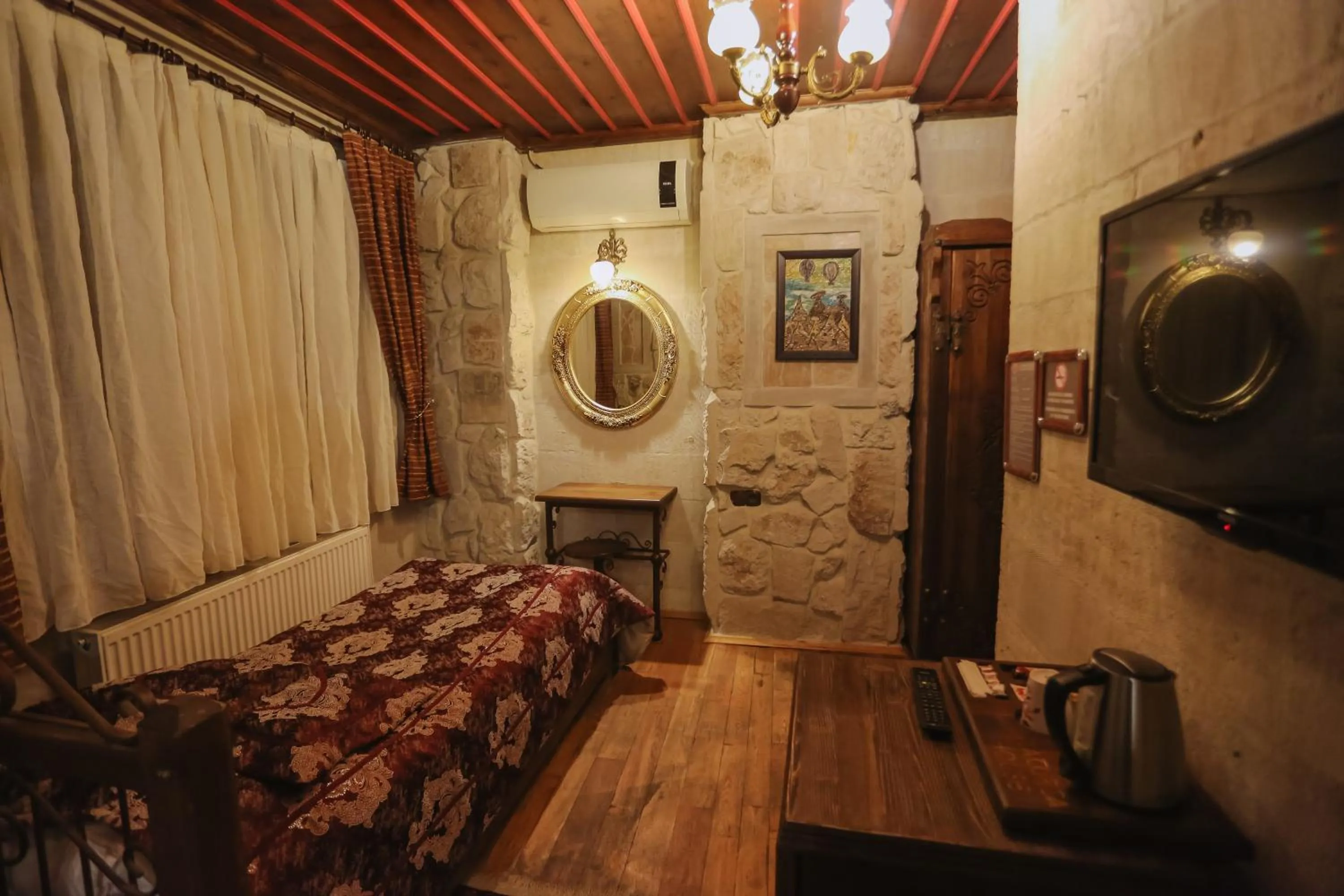 Photo of the whole room, Bed in Alaturca House