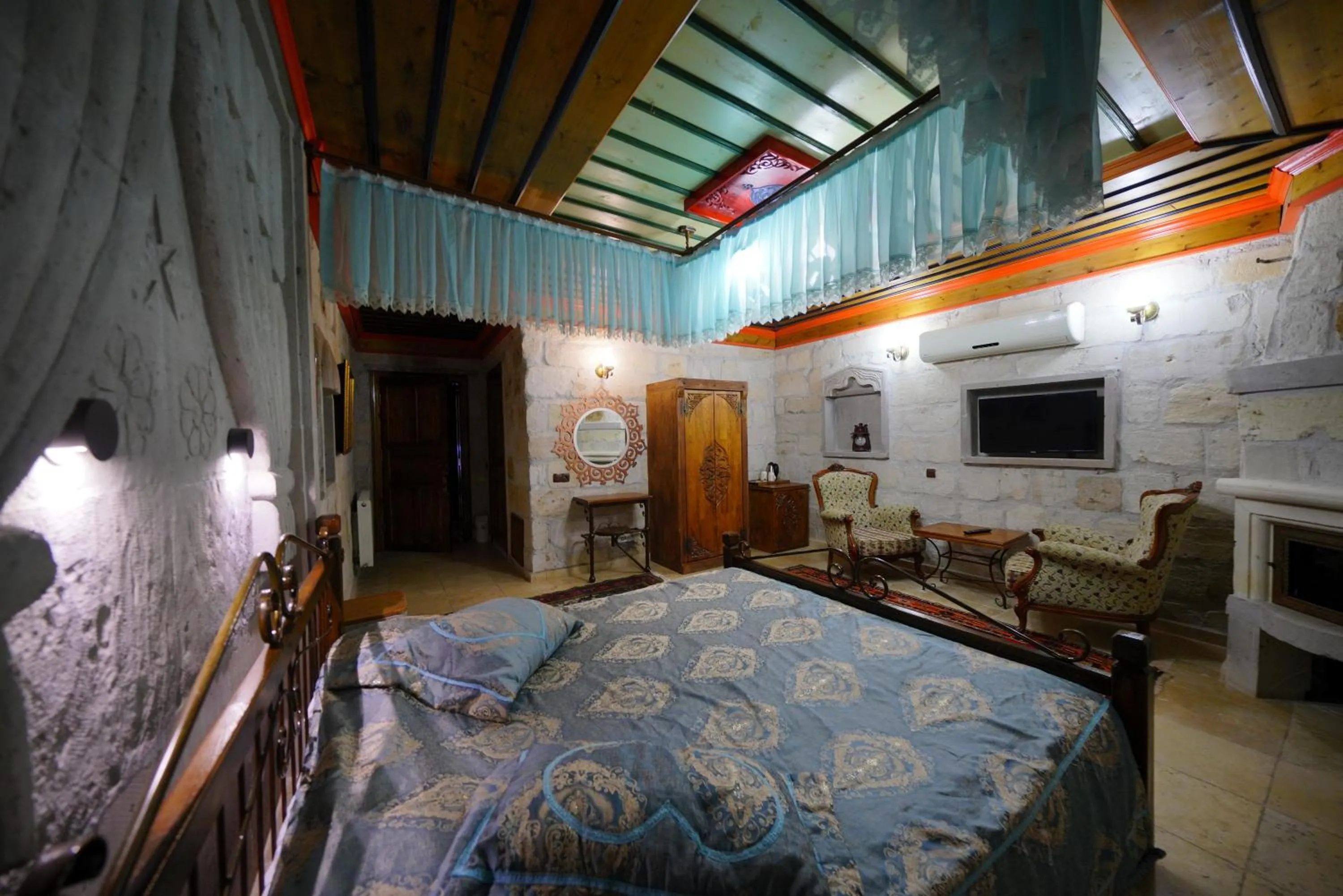 Photo of the whole room, Bed in Alaturca House