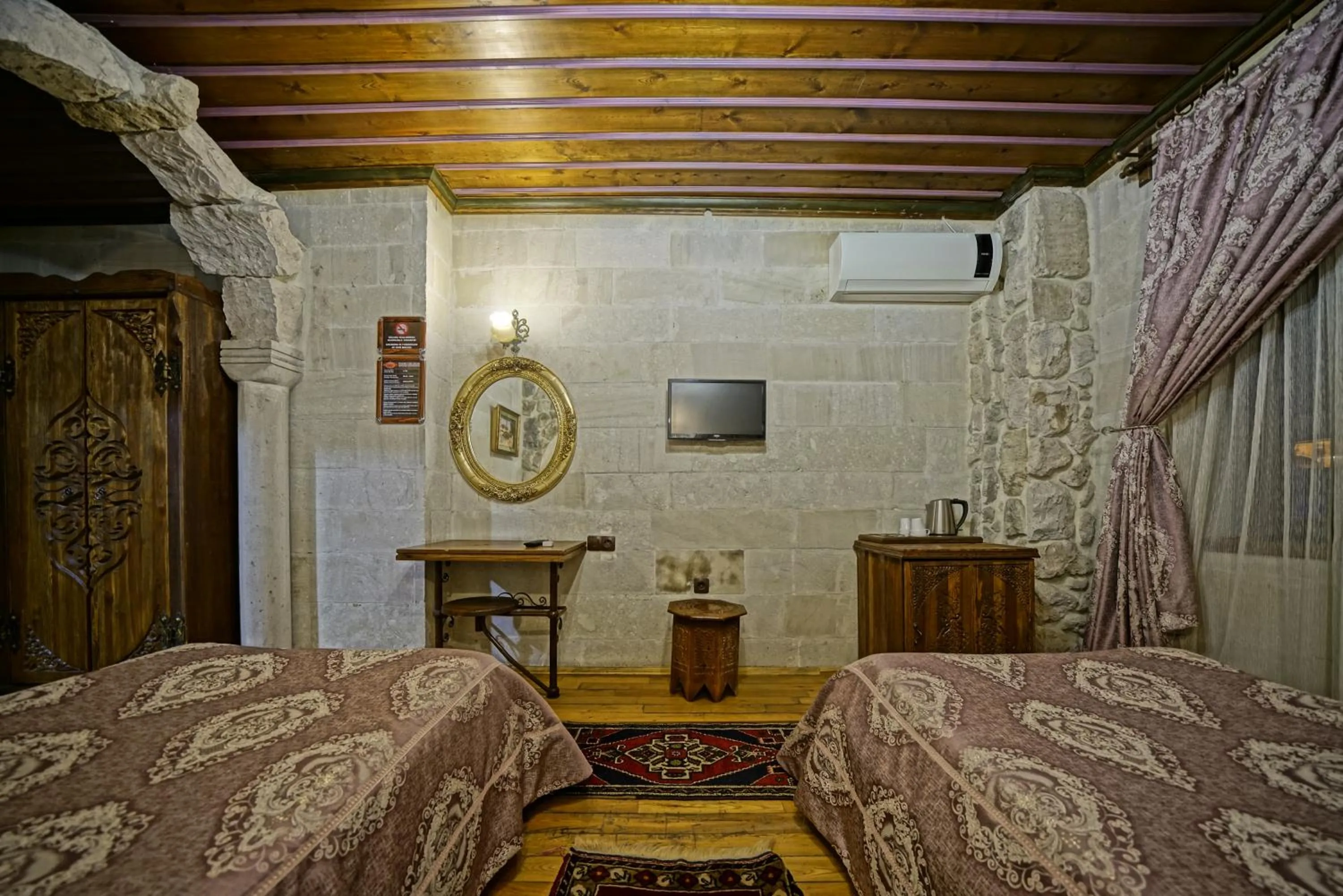 Photo of the whole room, Bed in Alaturca House