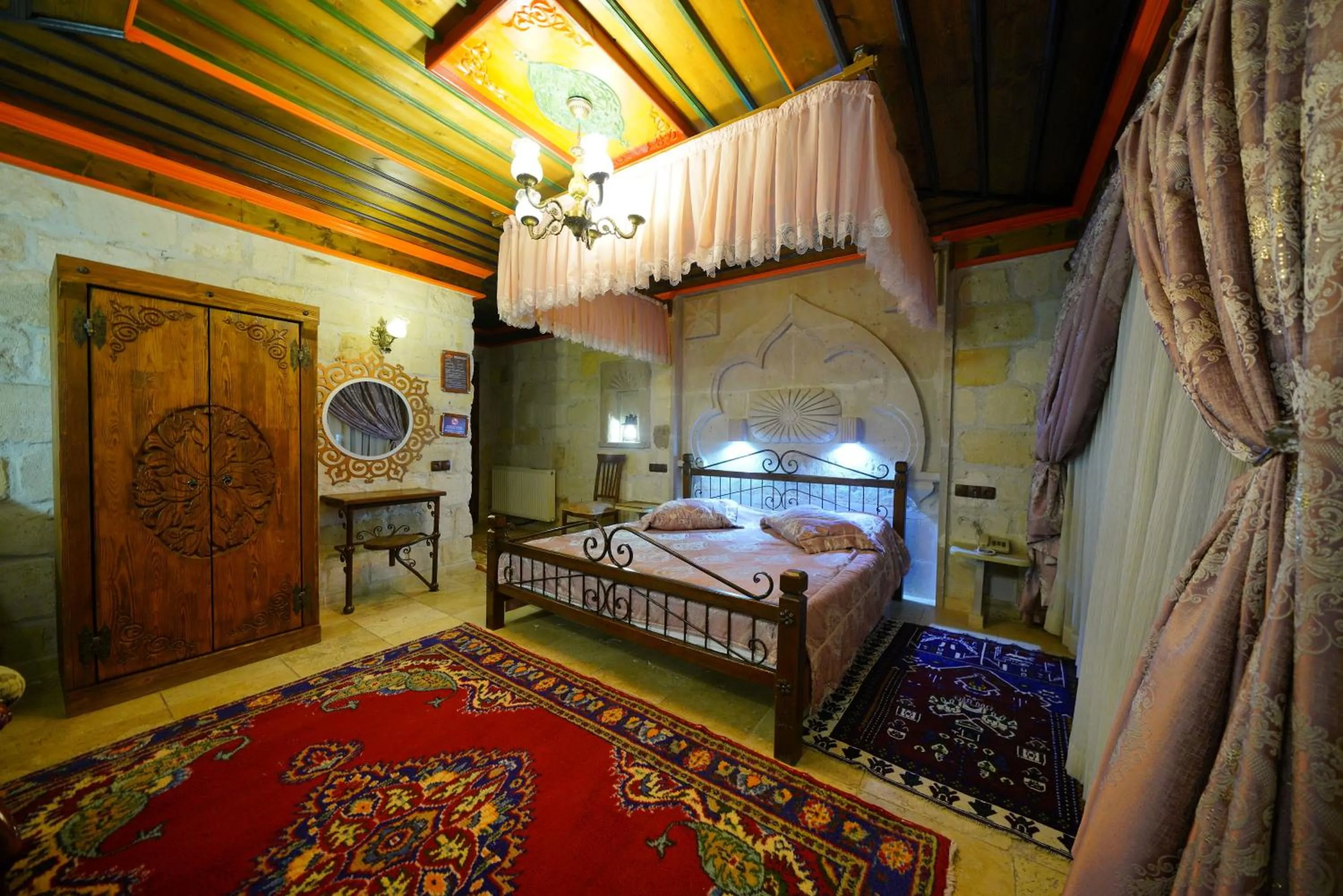 Photo of the whole room, Bed in Alaturca House