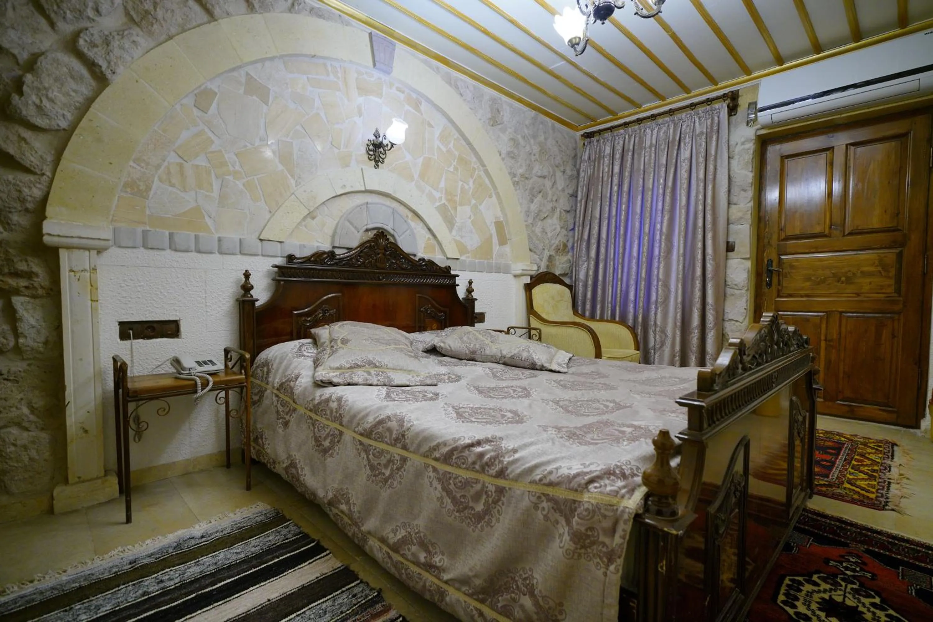 Photo of the whole room, Bed in Alaturca House