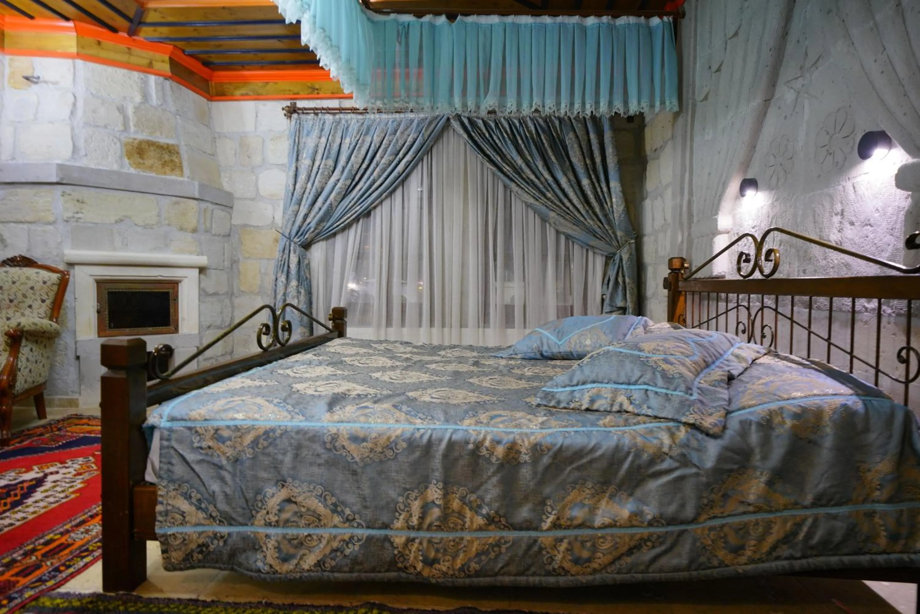Photo of the whole room, Bed in Alaturca House