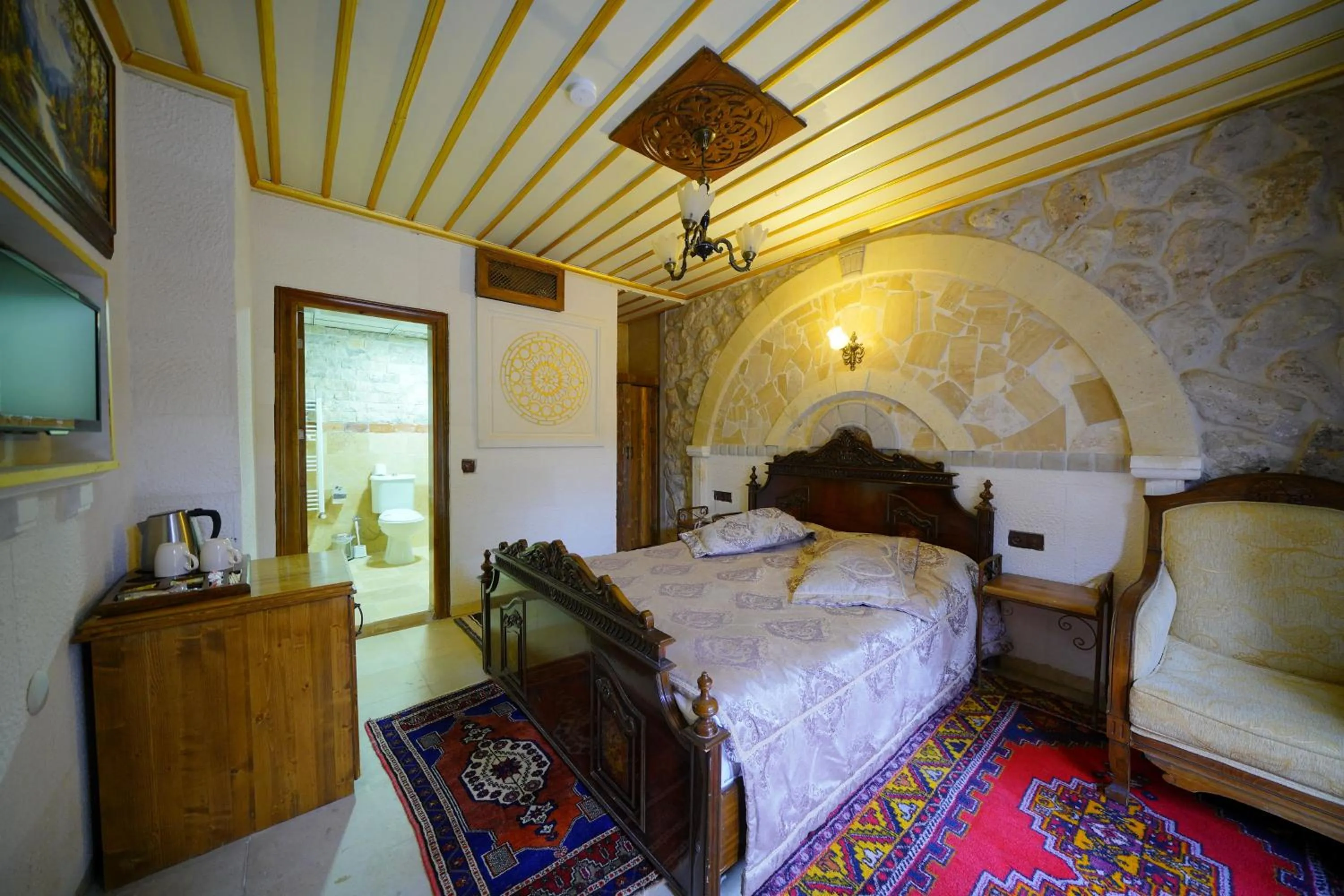 Photo of the whole room, Bed in Alaturca House
