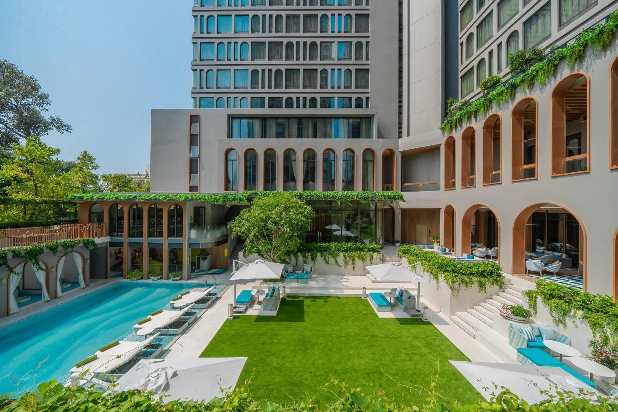 Swimming pool in Meliá Pattaya Hotel