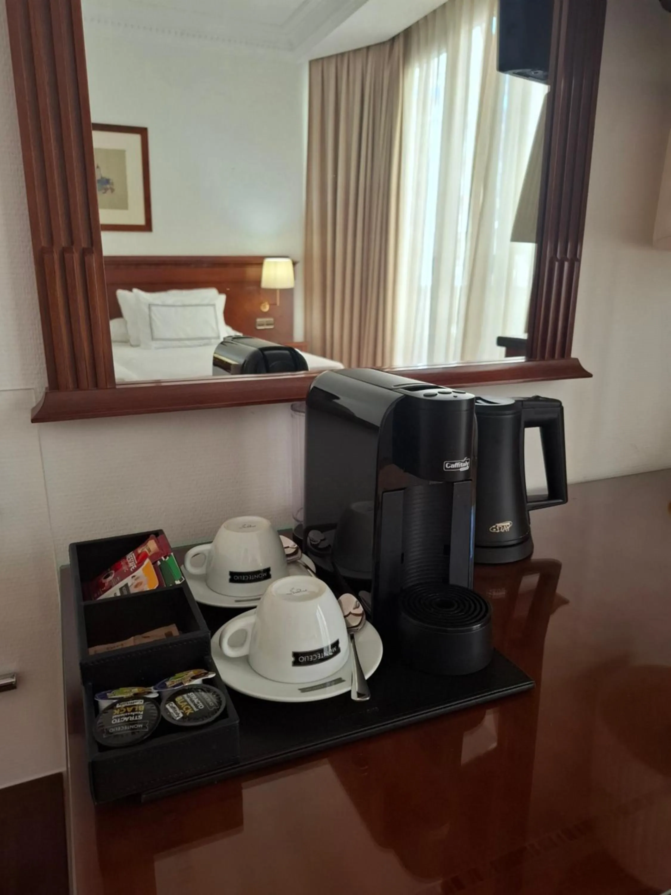Coffee/tea facilities in Melia Plaza Valencia