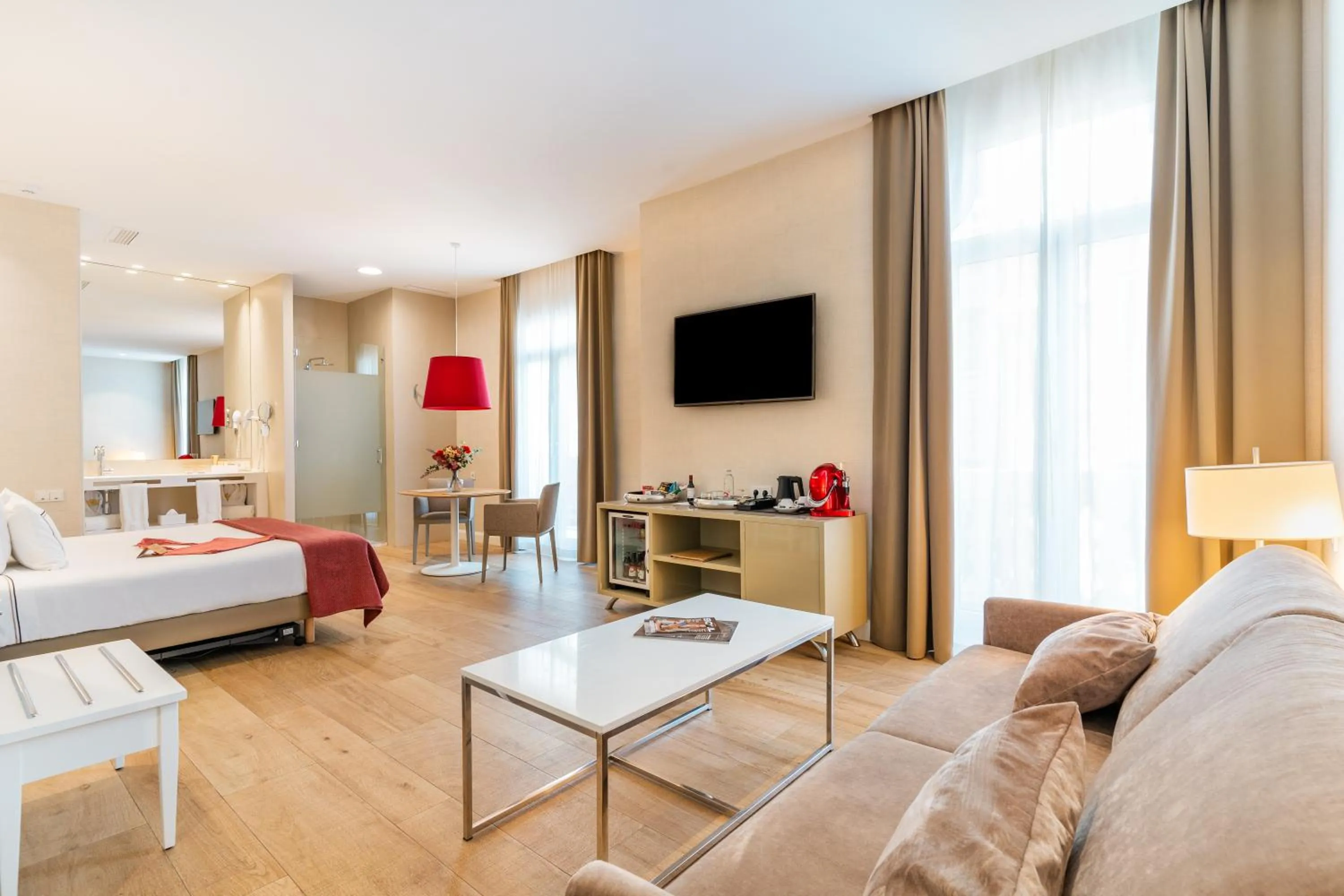 Communal lounge/ TV room, Bed in Melia Plaza Valencia