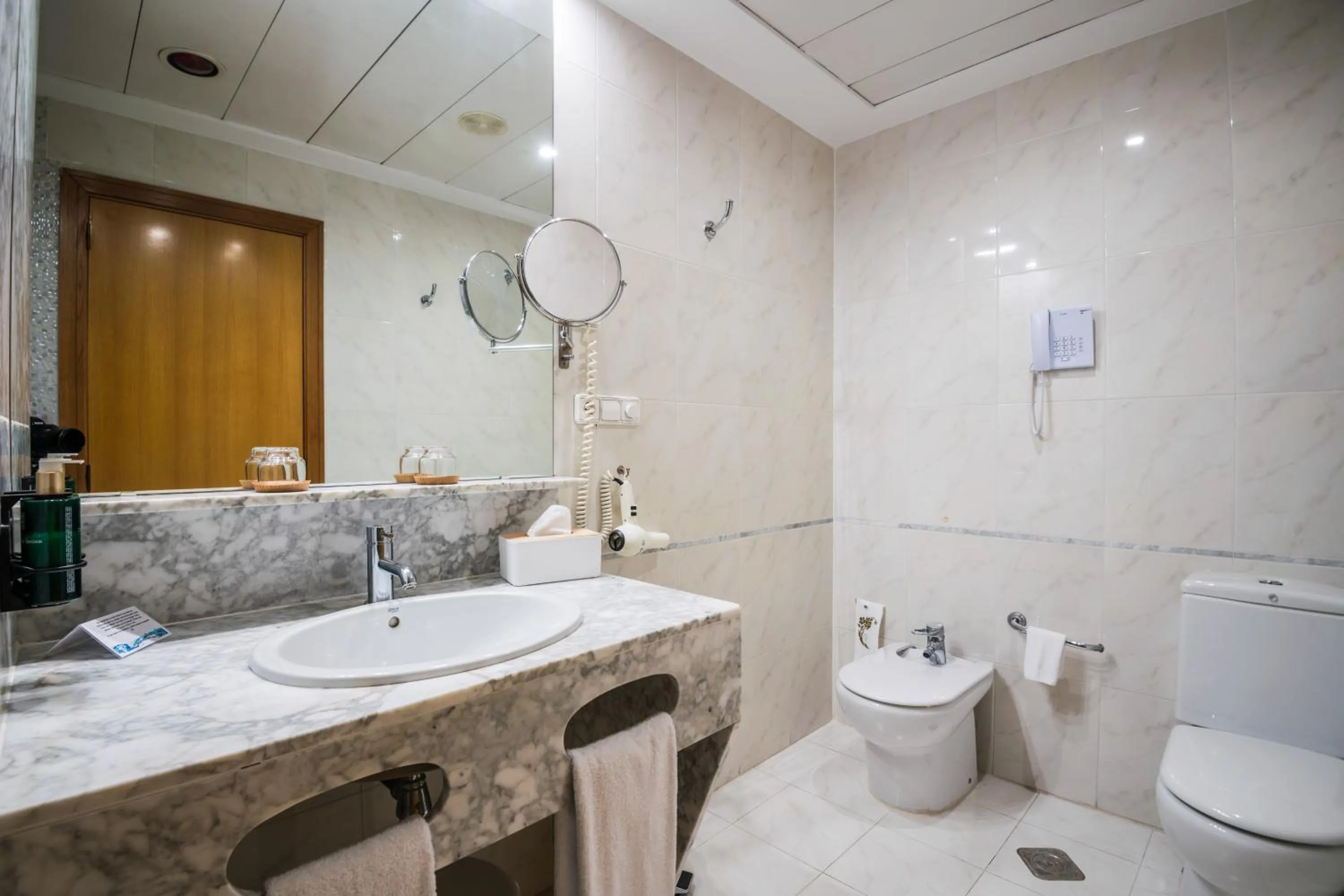 Shower in Melia Plaza Valencia