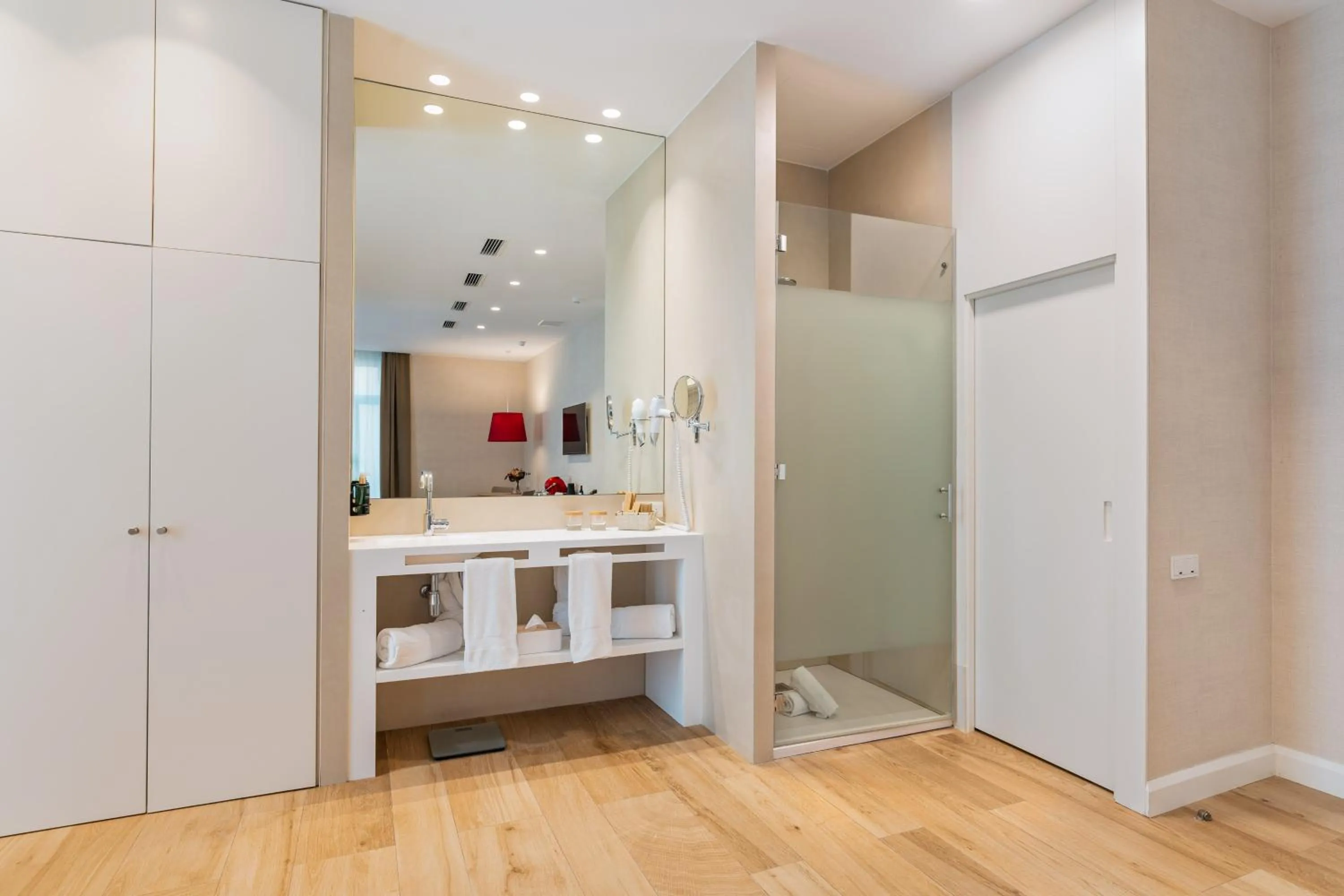 Shower in Melia Plaza Valencia