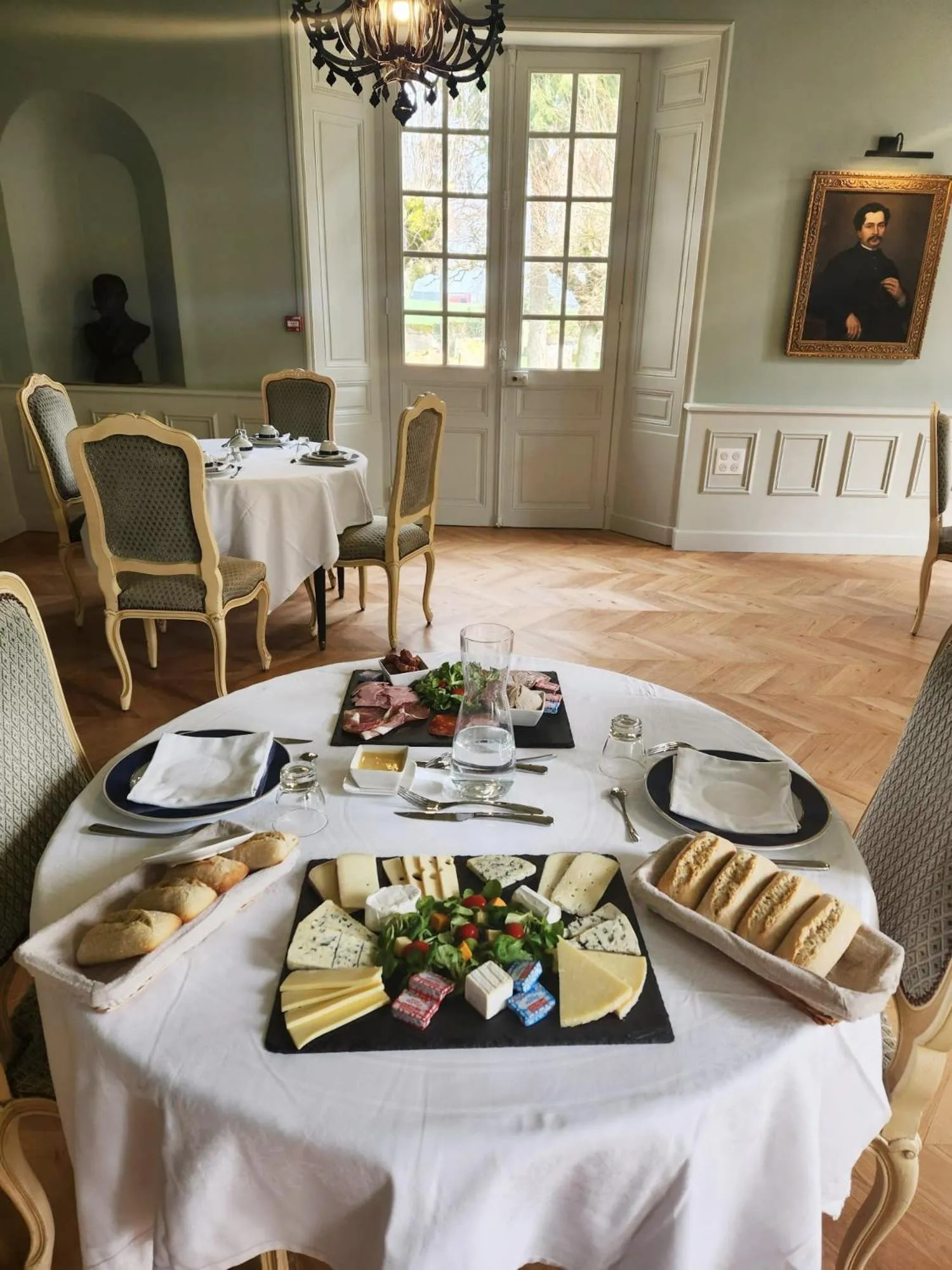 Food and drinks in Hôtel du Château Bois Guibert