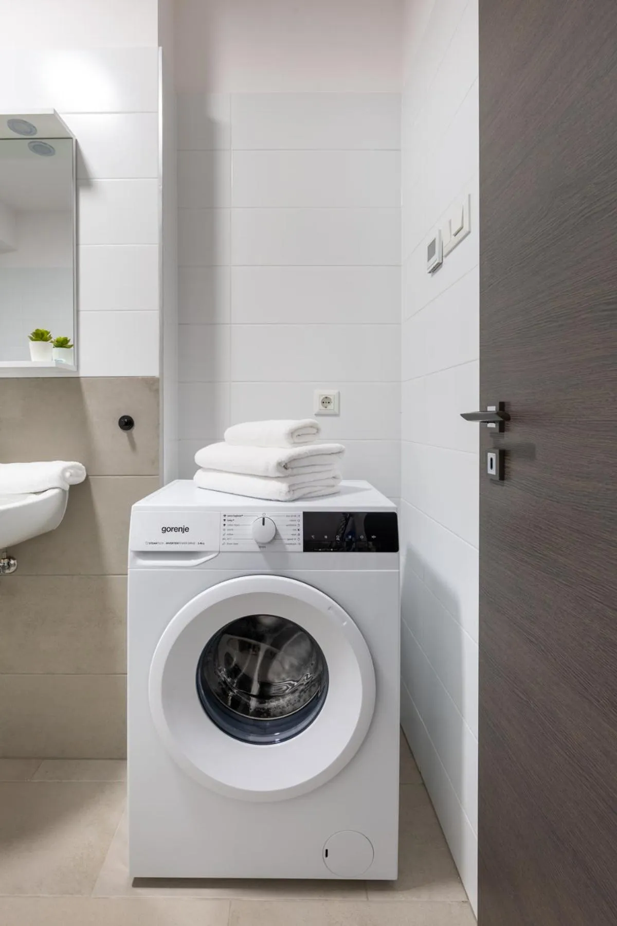 washing machine in Hock Residence by Vagabond