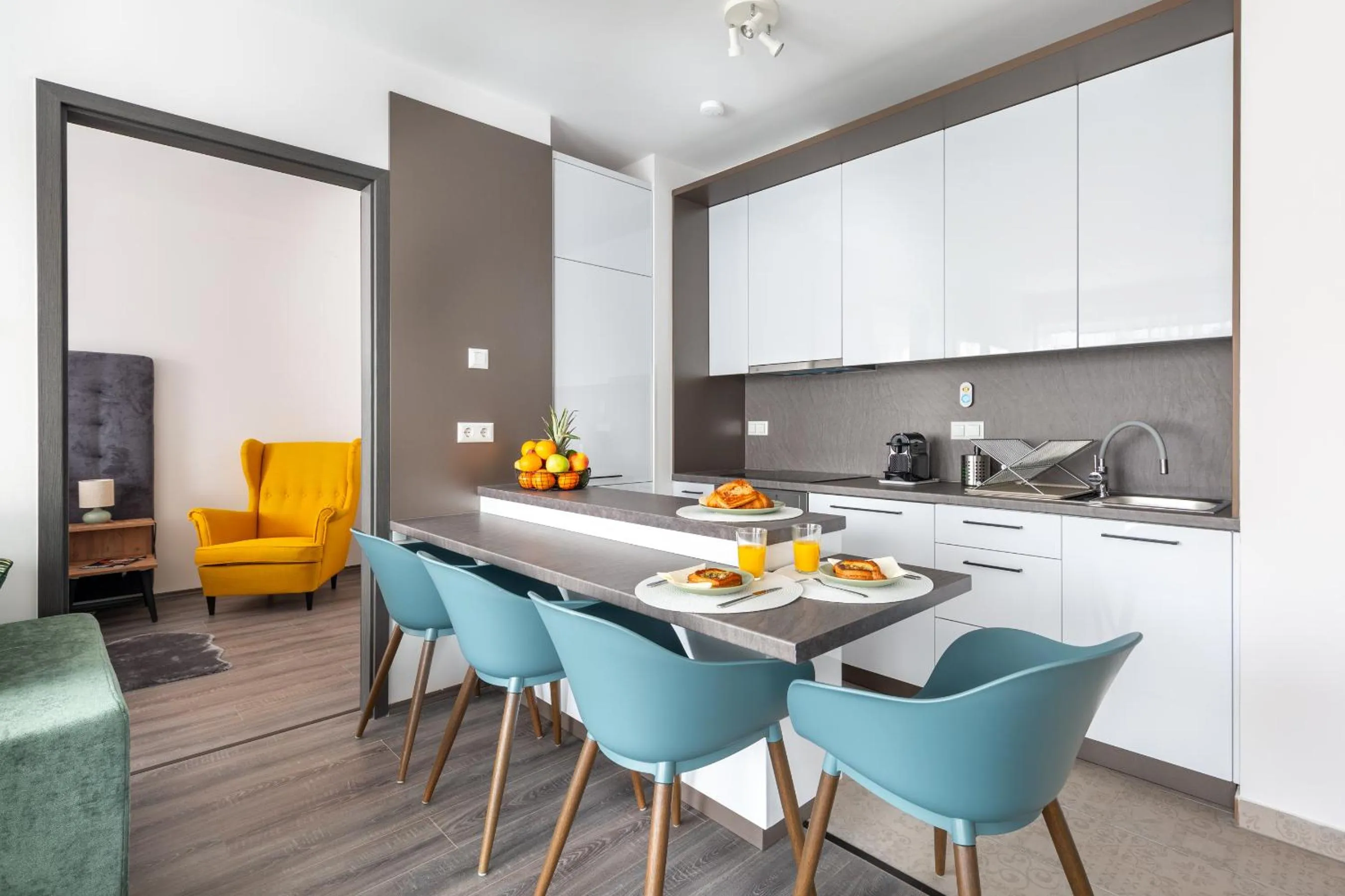 Coffee/tea facilities in Hock Residence by Vagabond