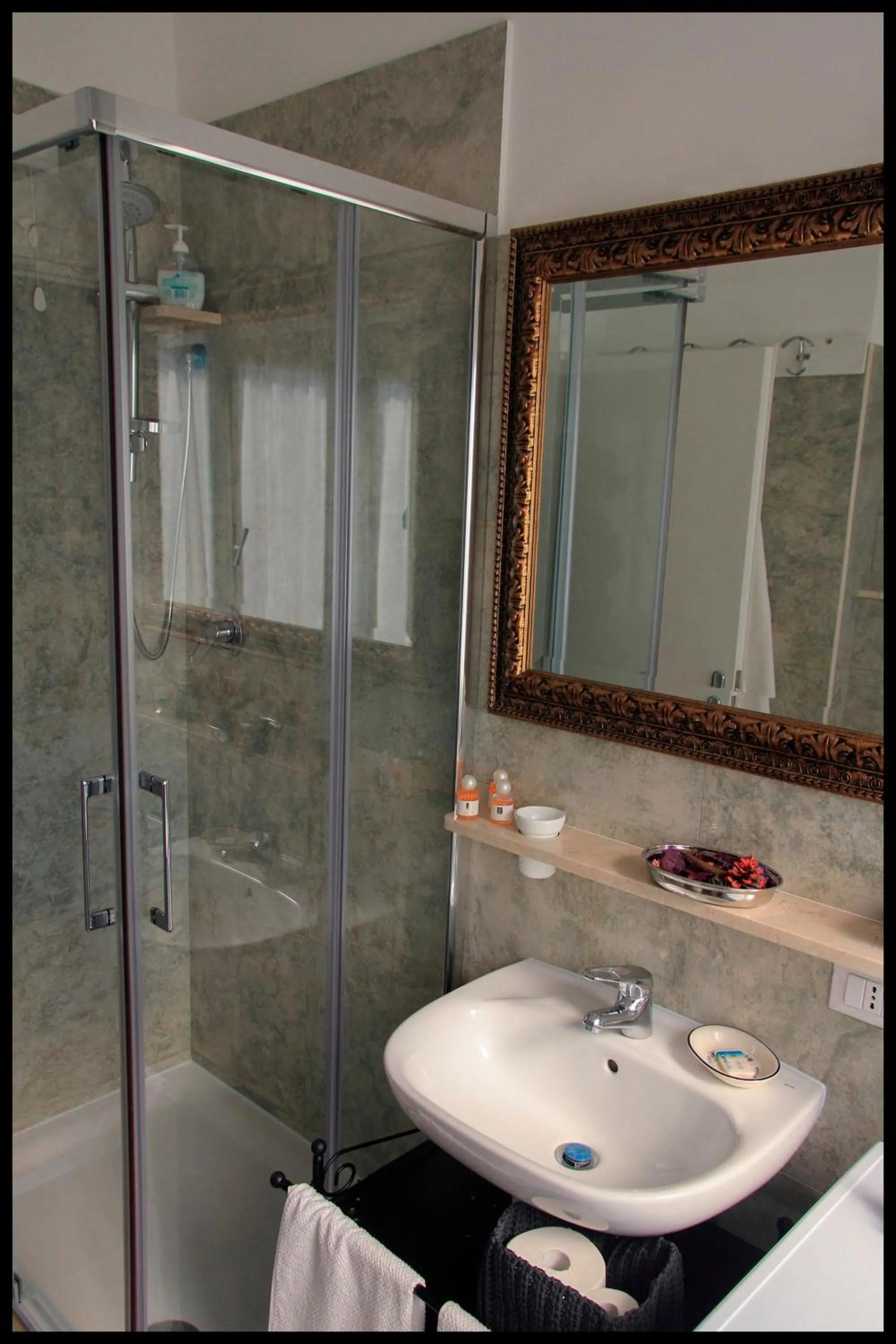 Shower in Domus Roma Vacanze - Qui staremo bene