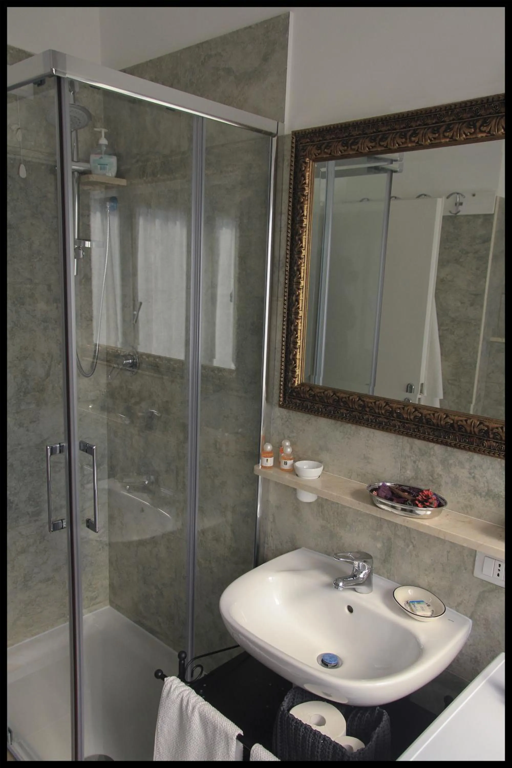Shower in Domus Roma Vacanze - Qui staremo bene