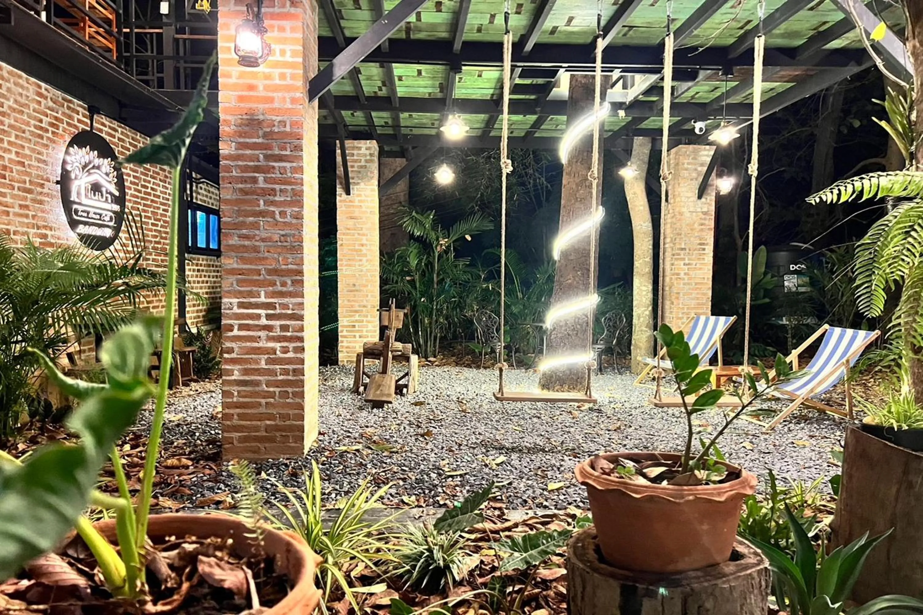 Restaurant/places to eat in Koon Hom Apartment