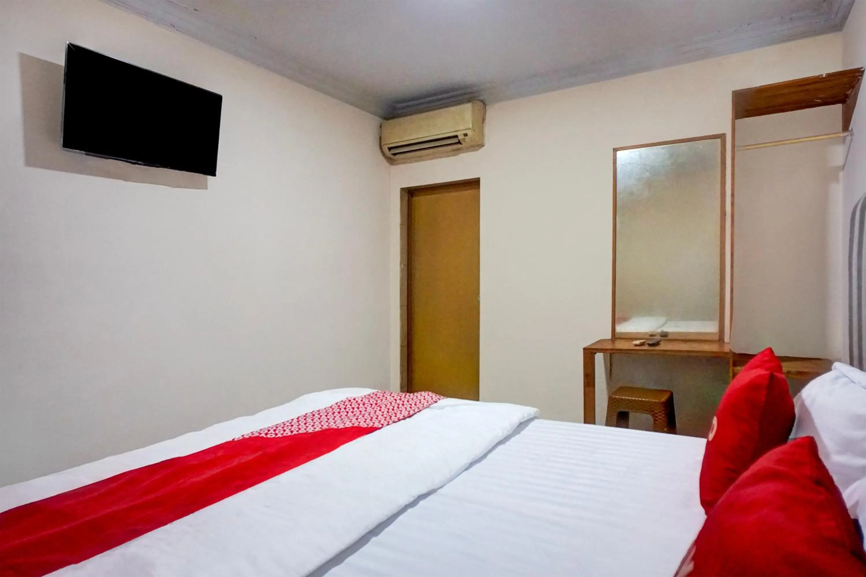 Bedroom, Bed in Hotel O Medan City Center Near Plaza Medan Fair Formerly Waringin Residence