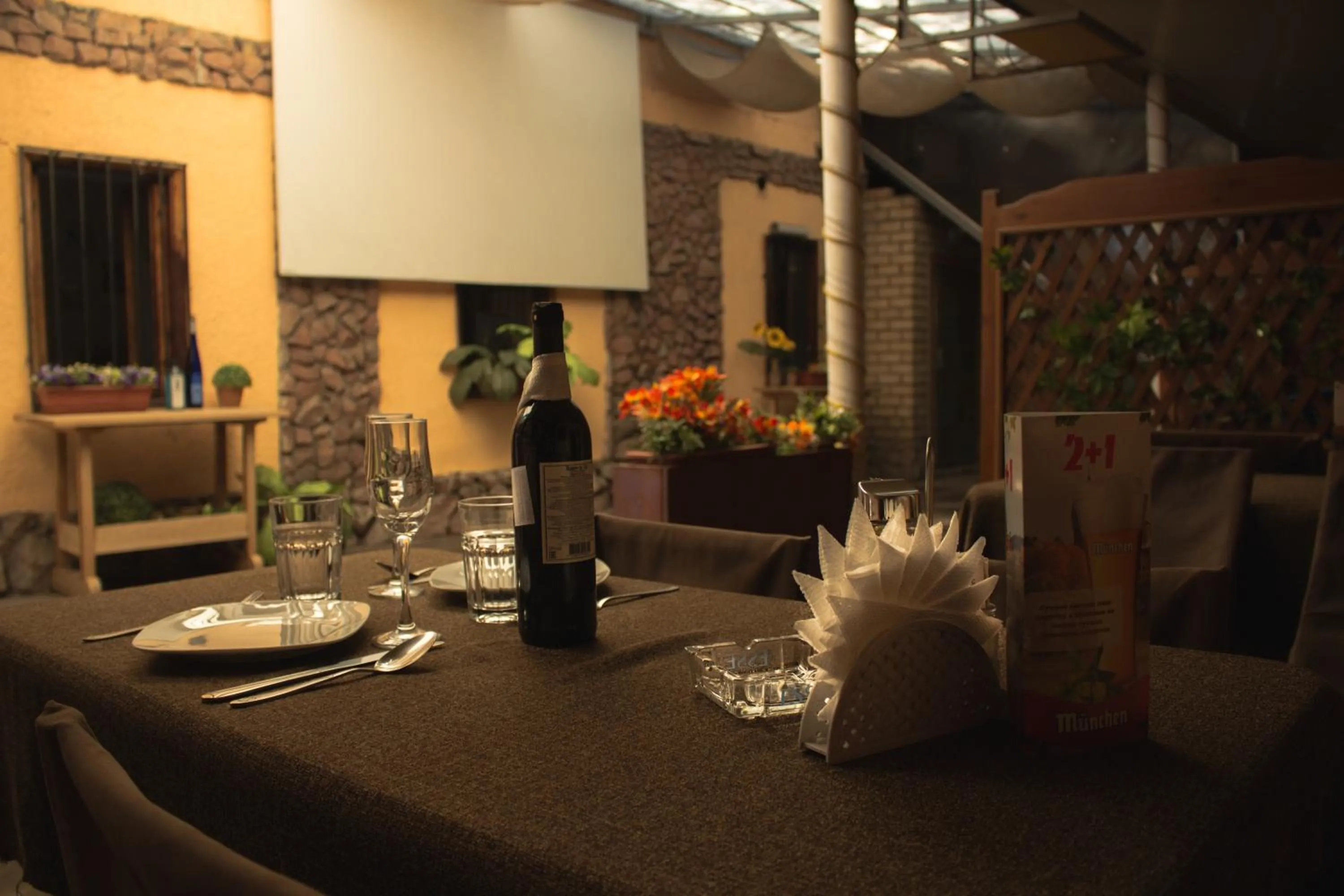 Restaurant/places to eat in Lavitor hotel