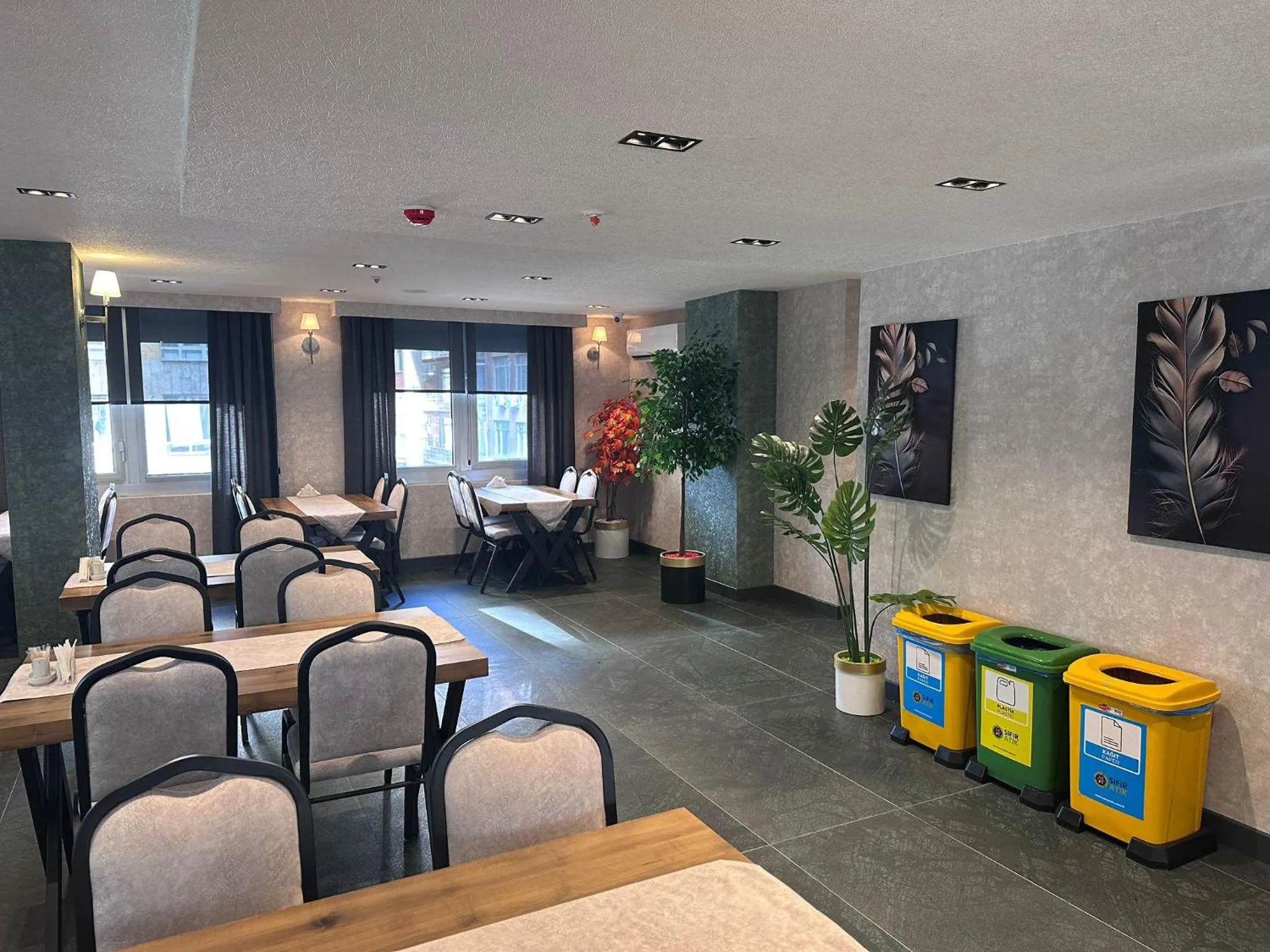 Restaurant/places to eat in Lamore Hotel