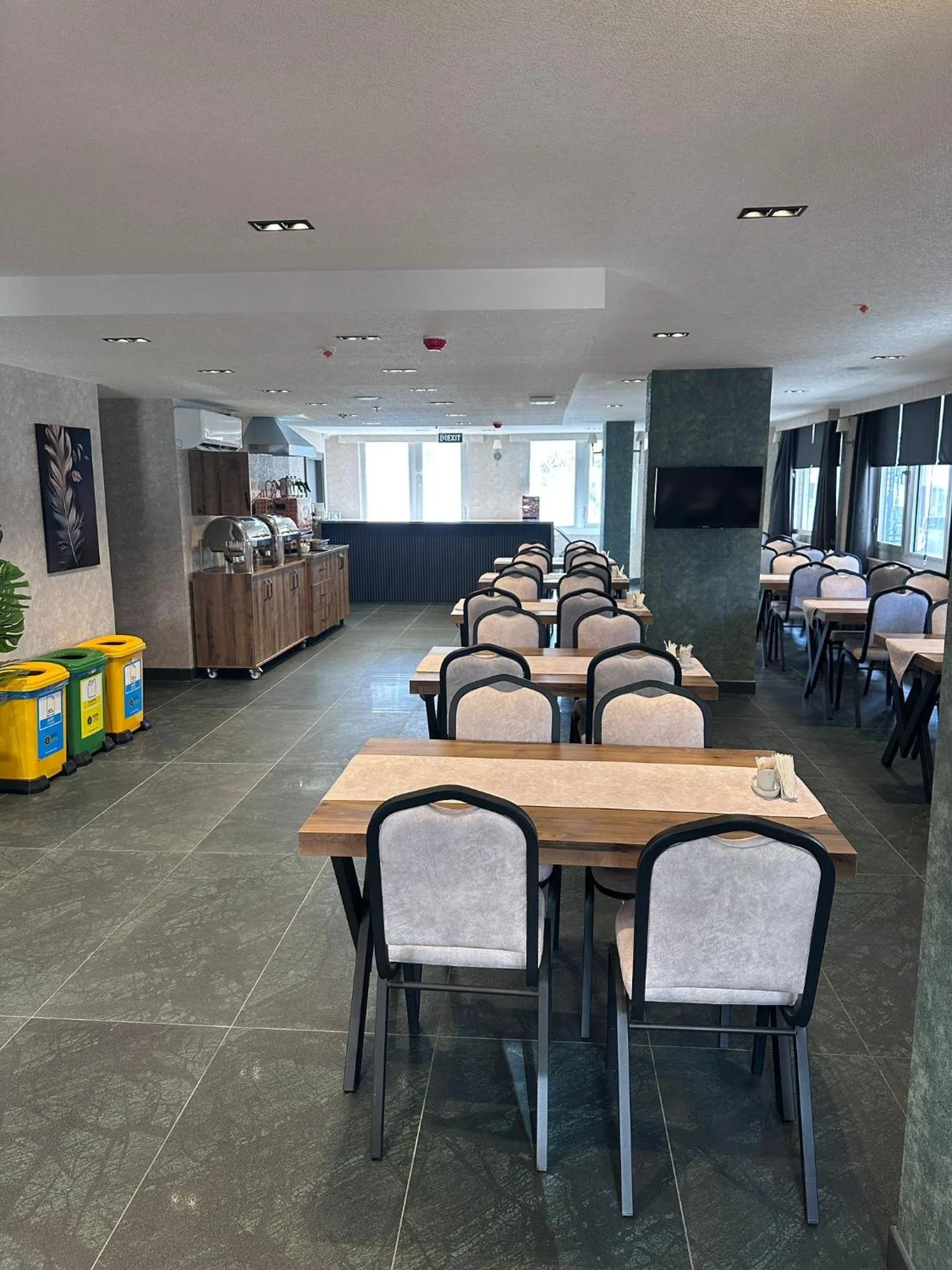 Restaurant/places to eat in Lamore Hotel