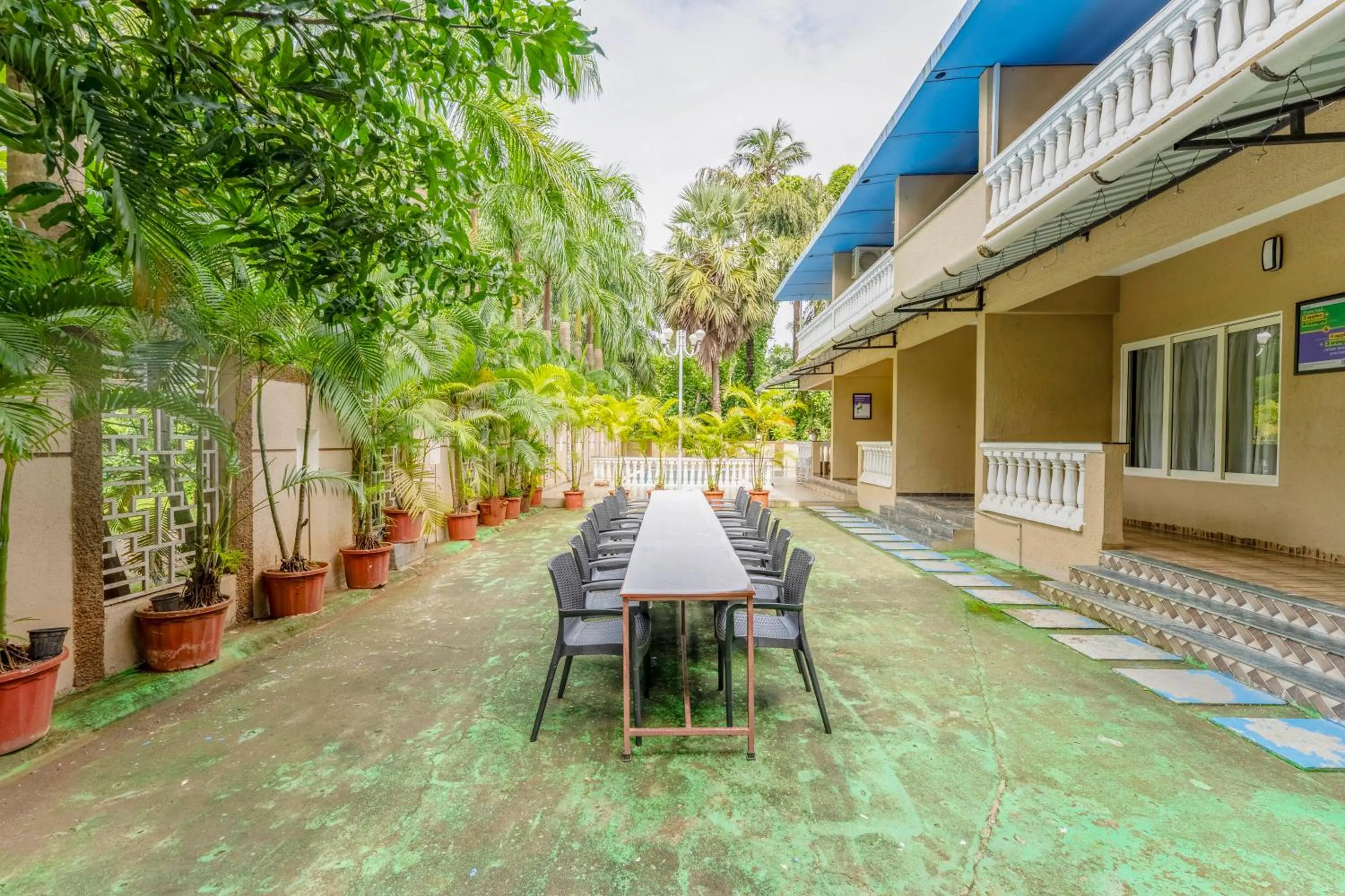 Treebo Blue Roof, Kelwa