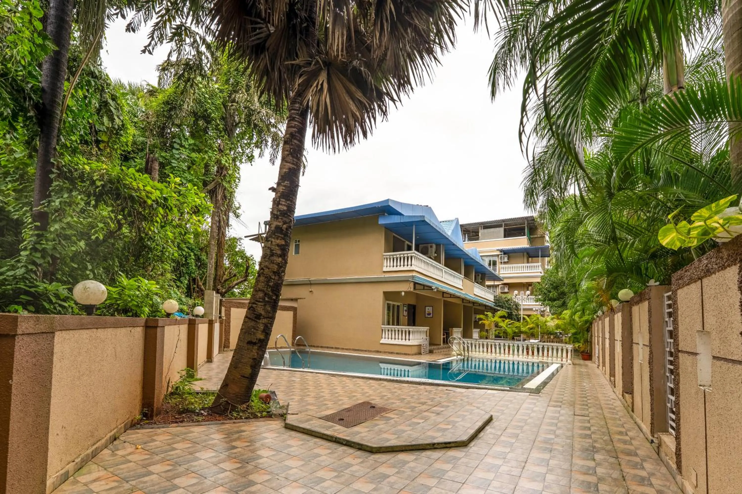Swimming pool in Treebo Blue Roof, Kelwa