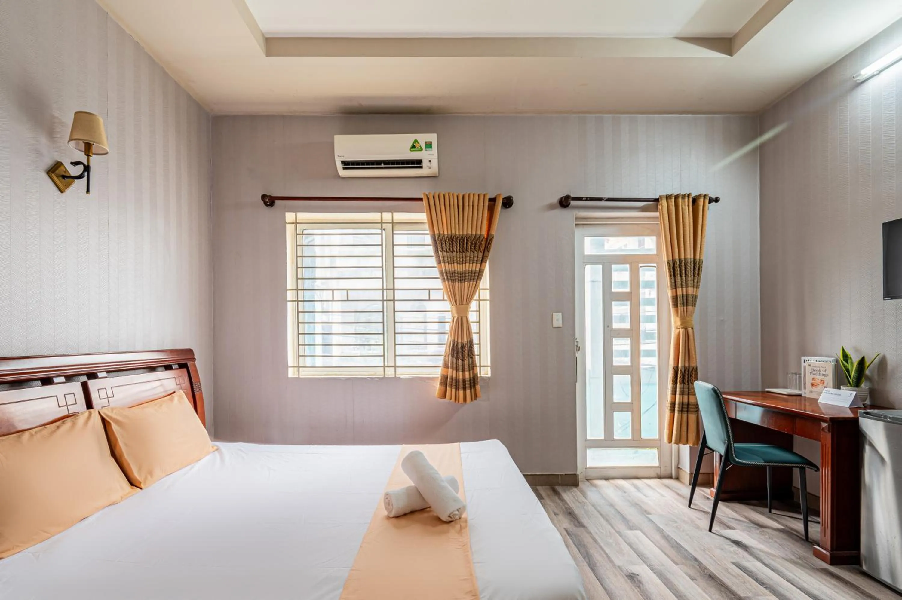 Bed in Hoàng Long Hotel By Cozrum