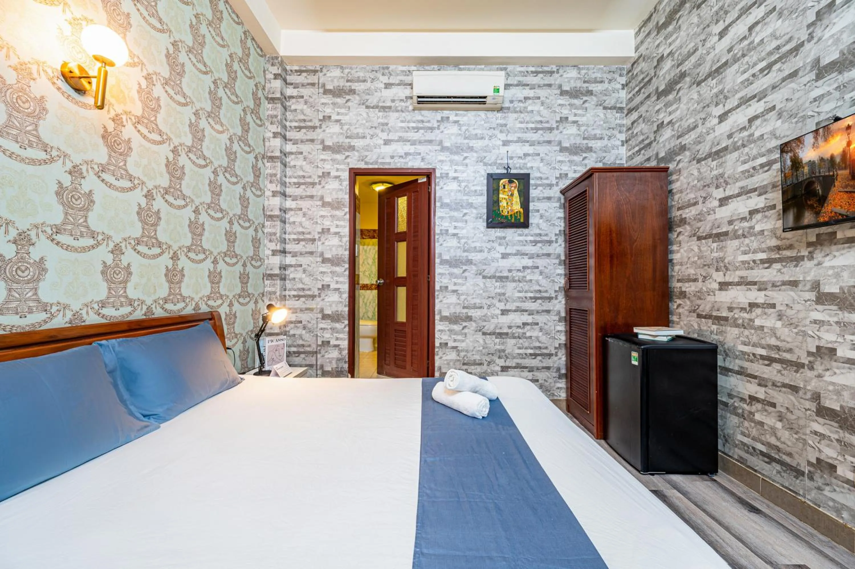 Bed in Hoàng Long Hotel By Cozrum