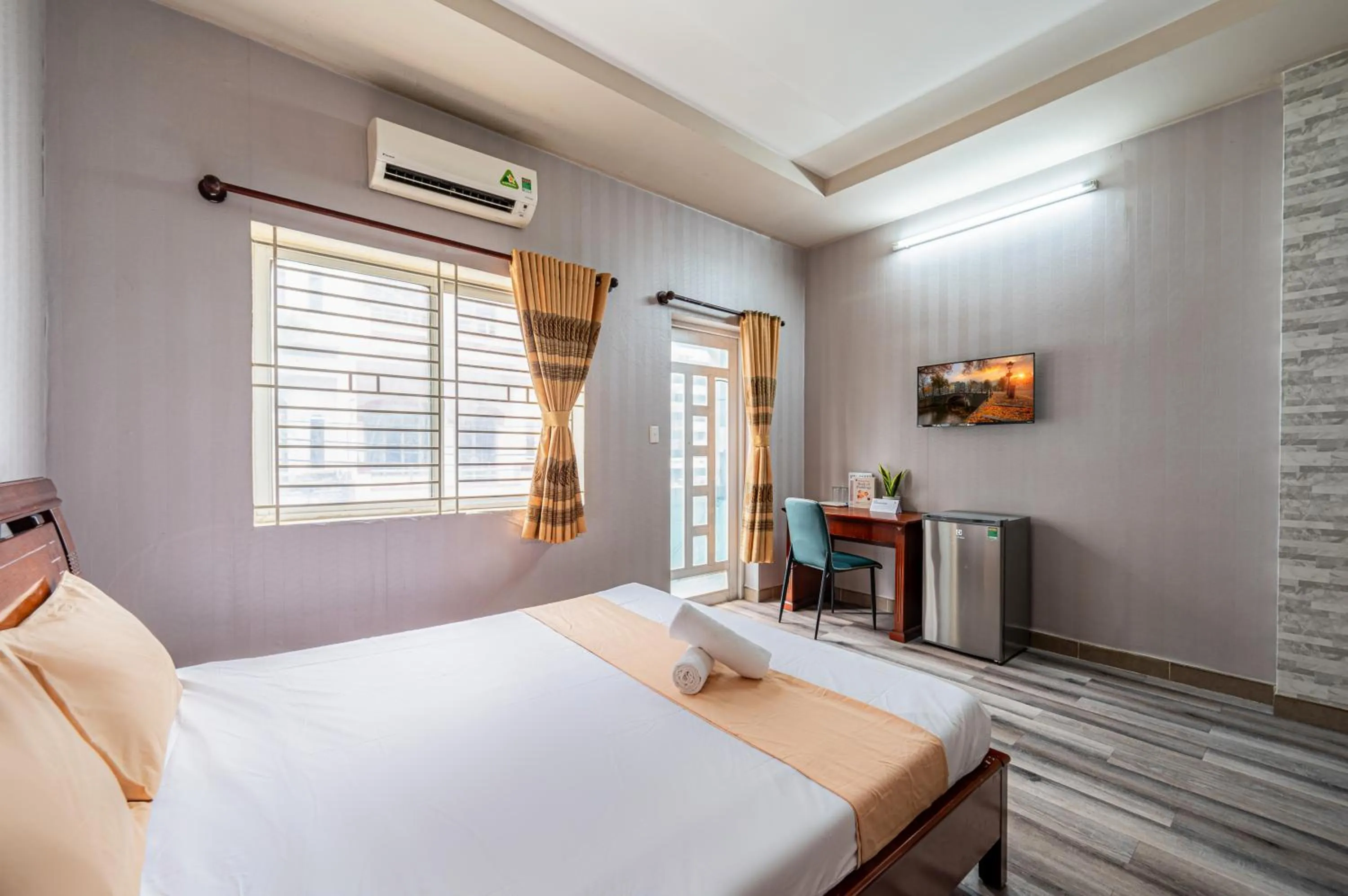 Bed in Hoàng Long Hotel By Cozrum