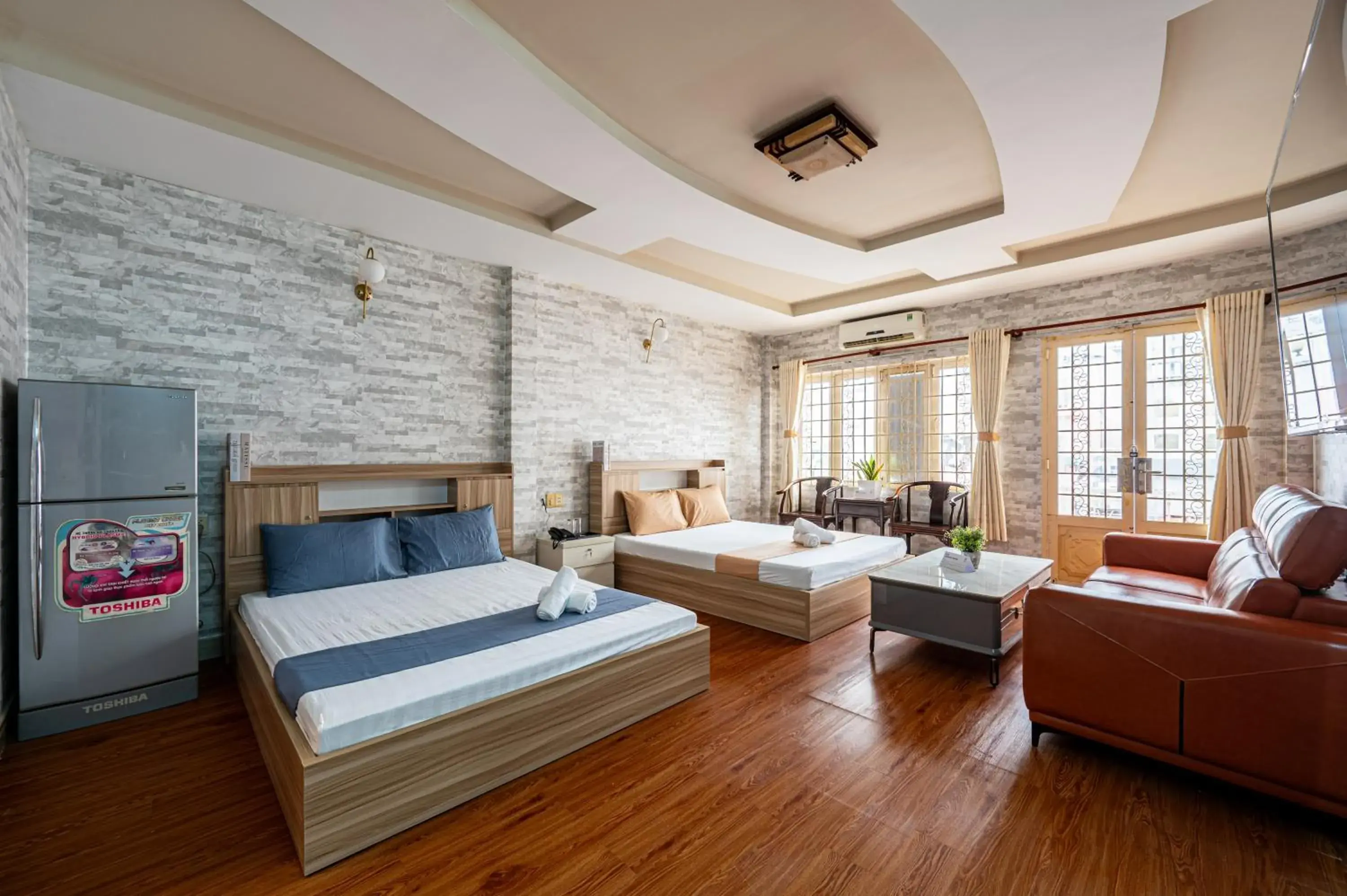 Superior Triple Room in Hoàng Long Hotel By Cozrum Superior Triple Room in Hoàng Long Hotel By Cozrum