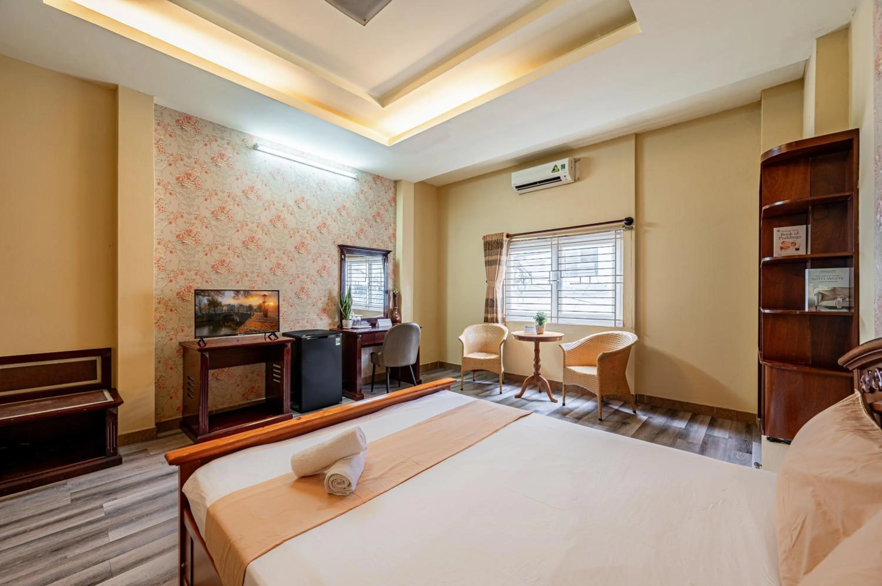 Bed in Hoàng Long Hotel By Cozrum