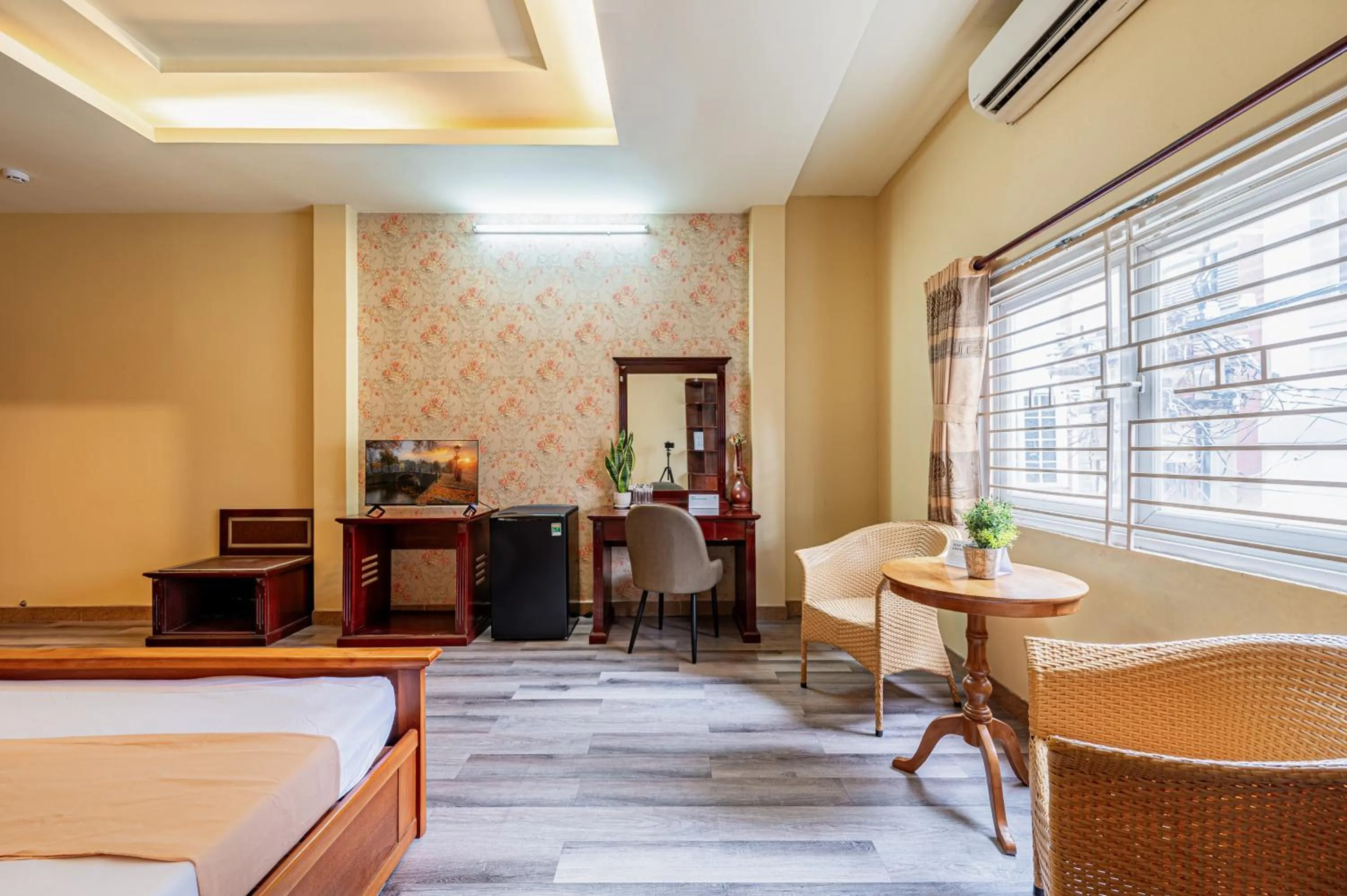 Living room in Hoàng Long Hotel By Cozrum