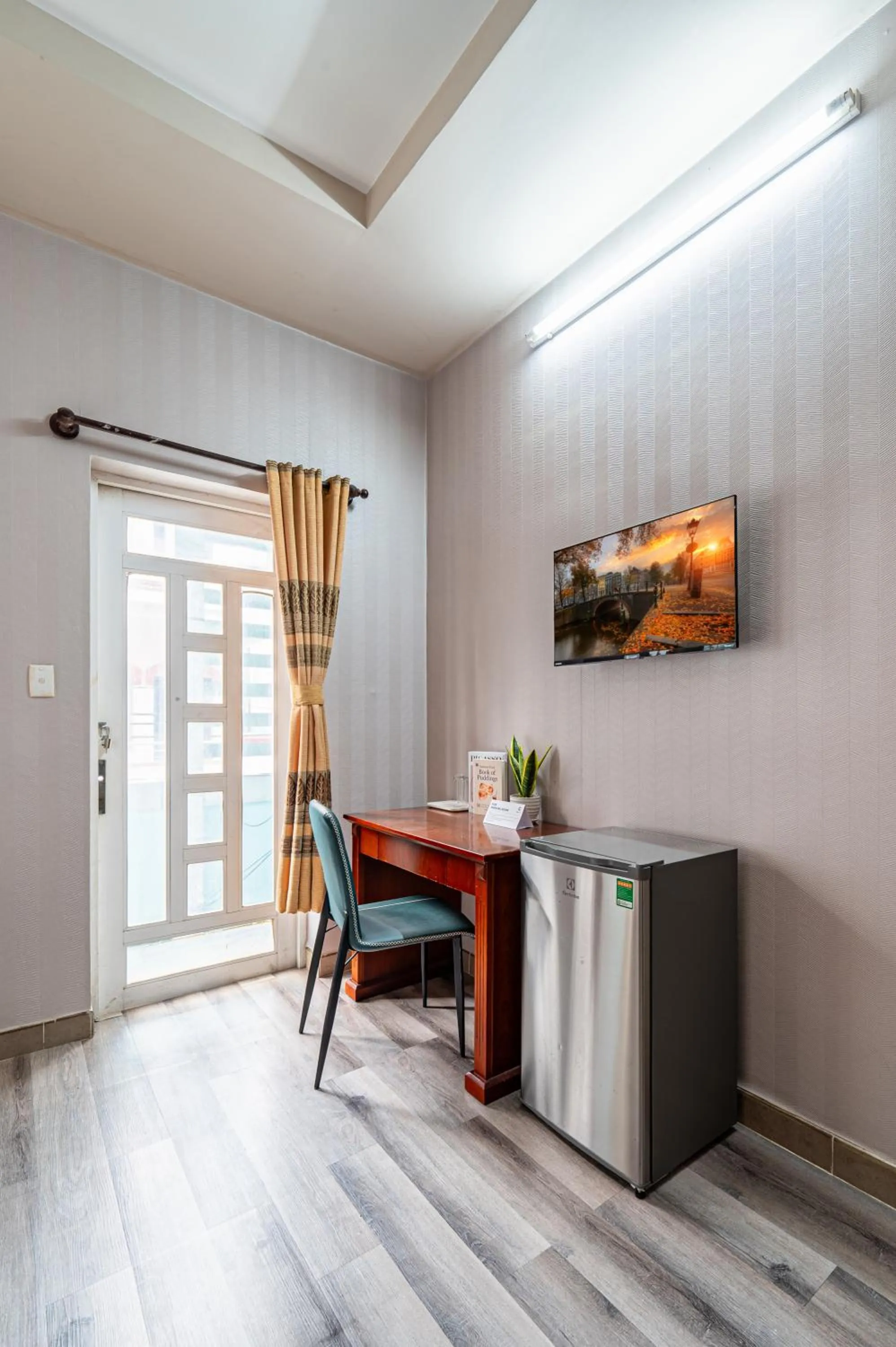 TV and multimedia in Hoàng Long Hotel By Cozrum