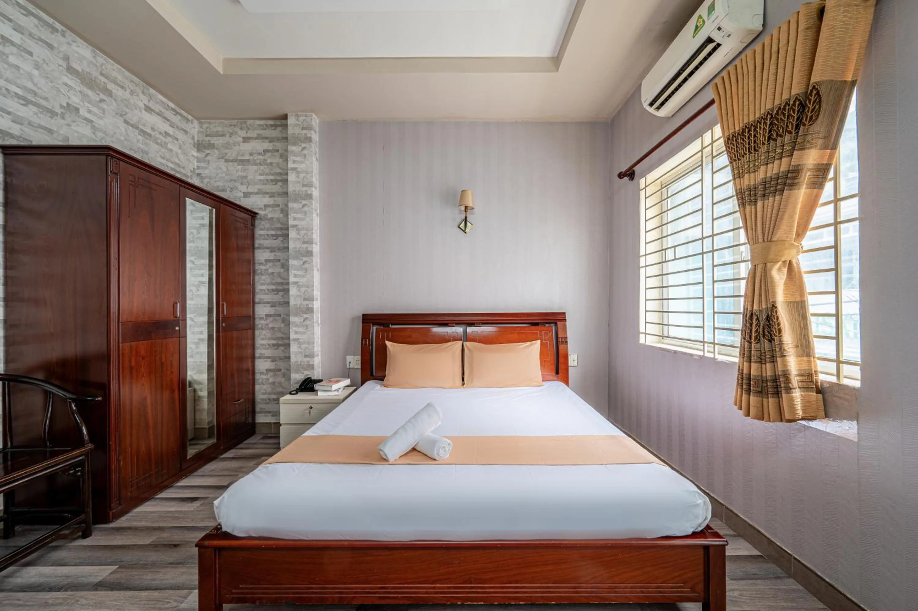 Bed in Hoàng Long Hotel By Cozrum