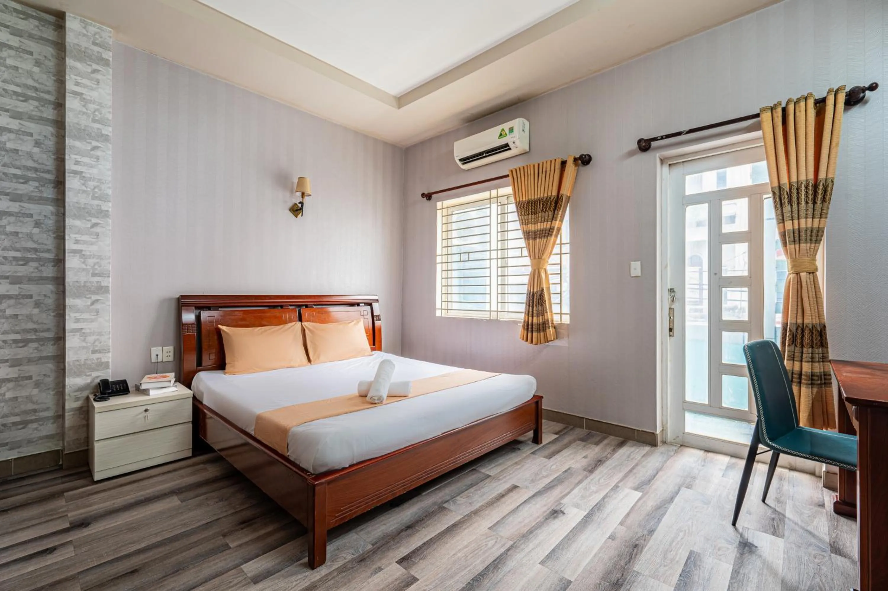 Bed in Hoàng Long Hotel By Cozrum