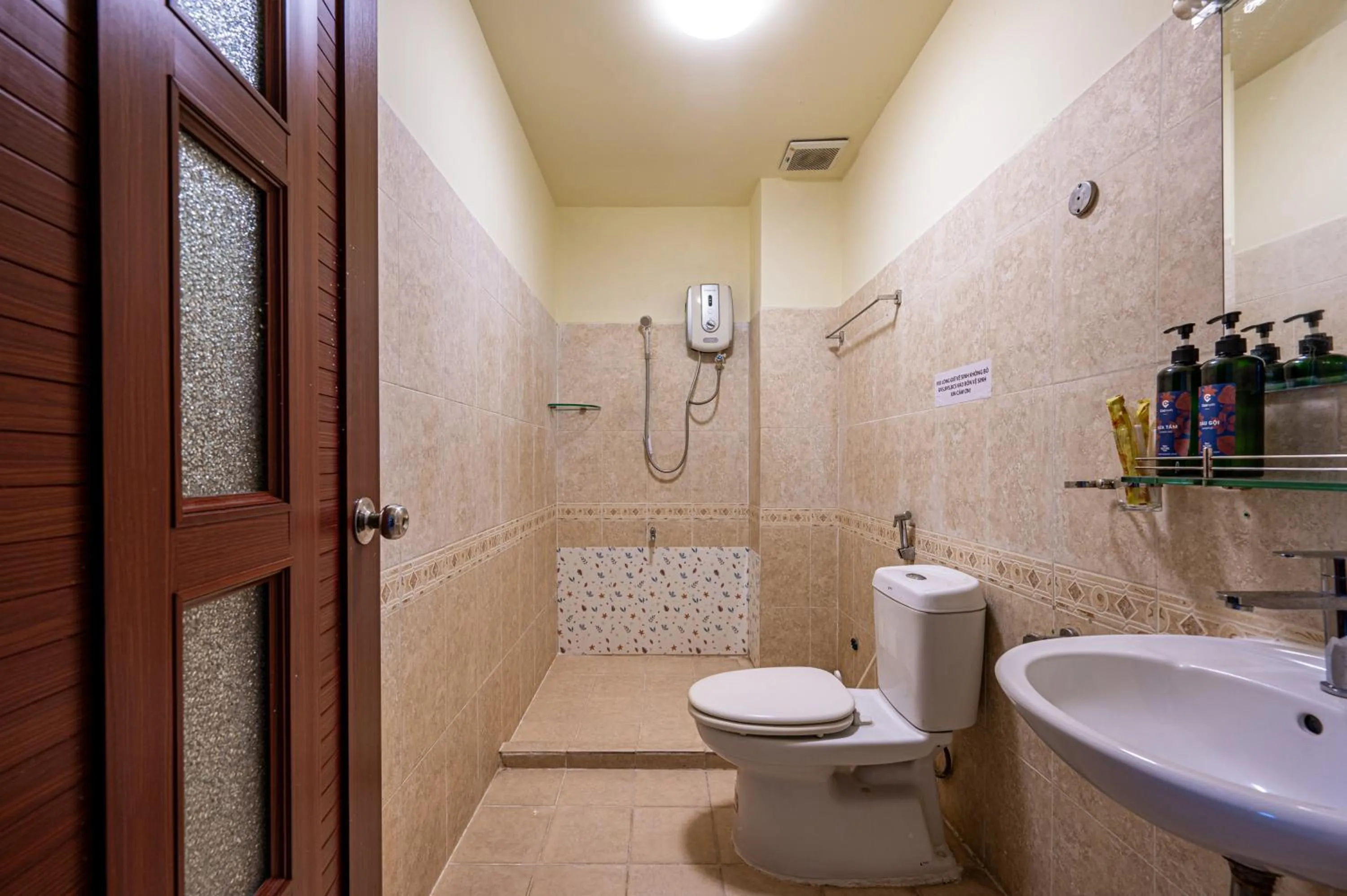 Shower in Hoàng Long Hotel By Cozrum