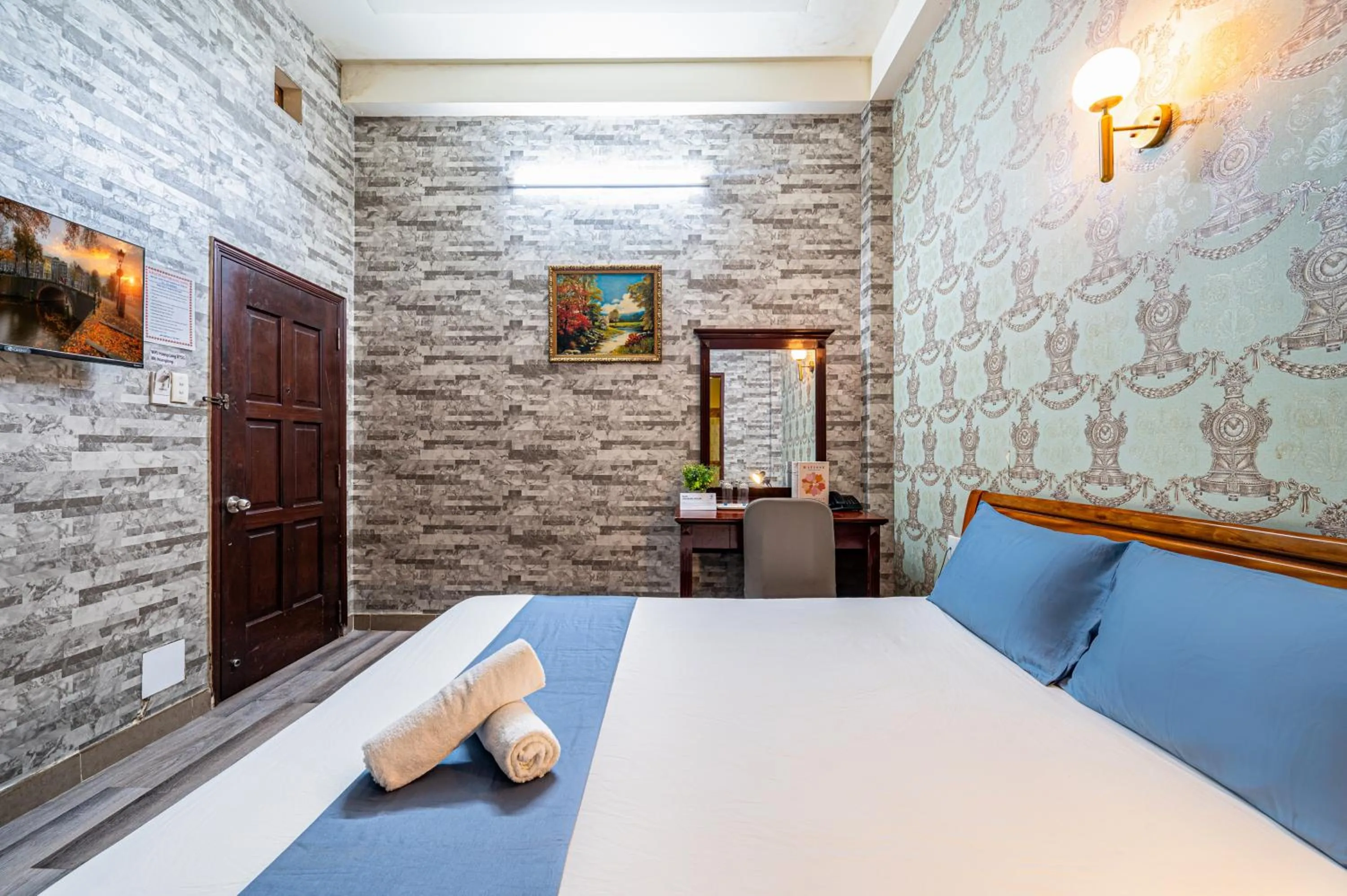 Bed in Hoàng Long Hotel By Cozrum