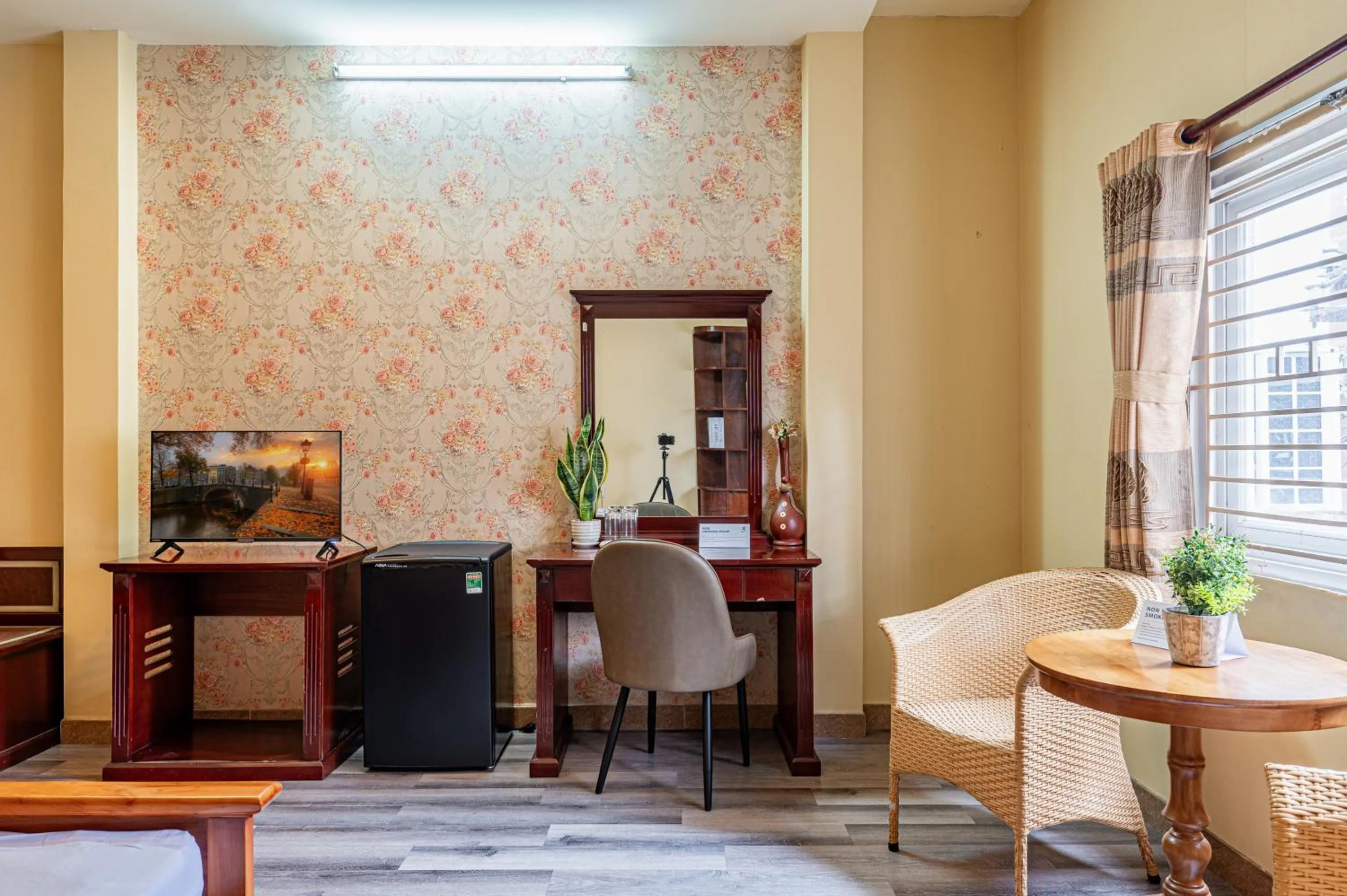 TV and multimedia in Hoàng Long Hotel By Cozrum