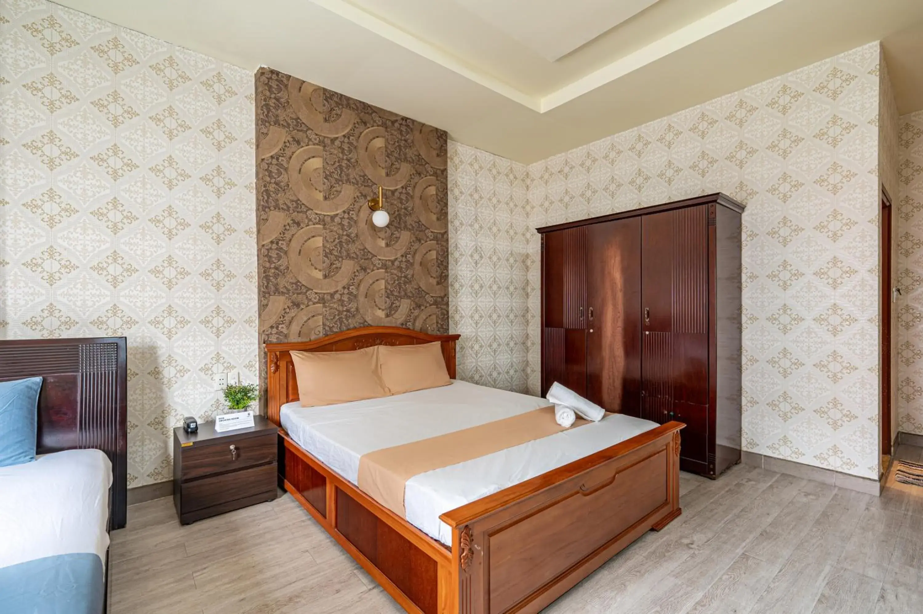 Deluxe Triple Room in Hoàng Long Hotel By Cozrum Deluxe Triple Room in Hoàng Long Hotel By Cozrum