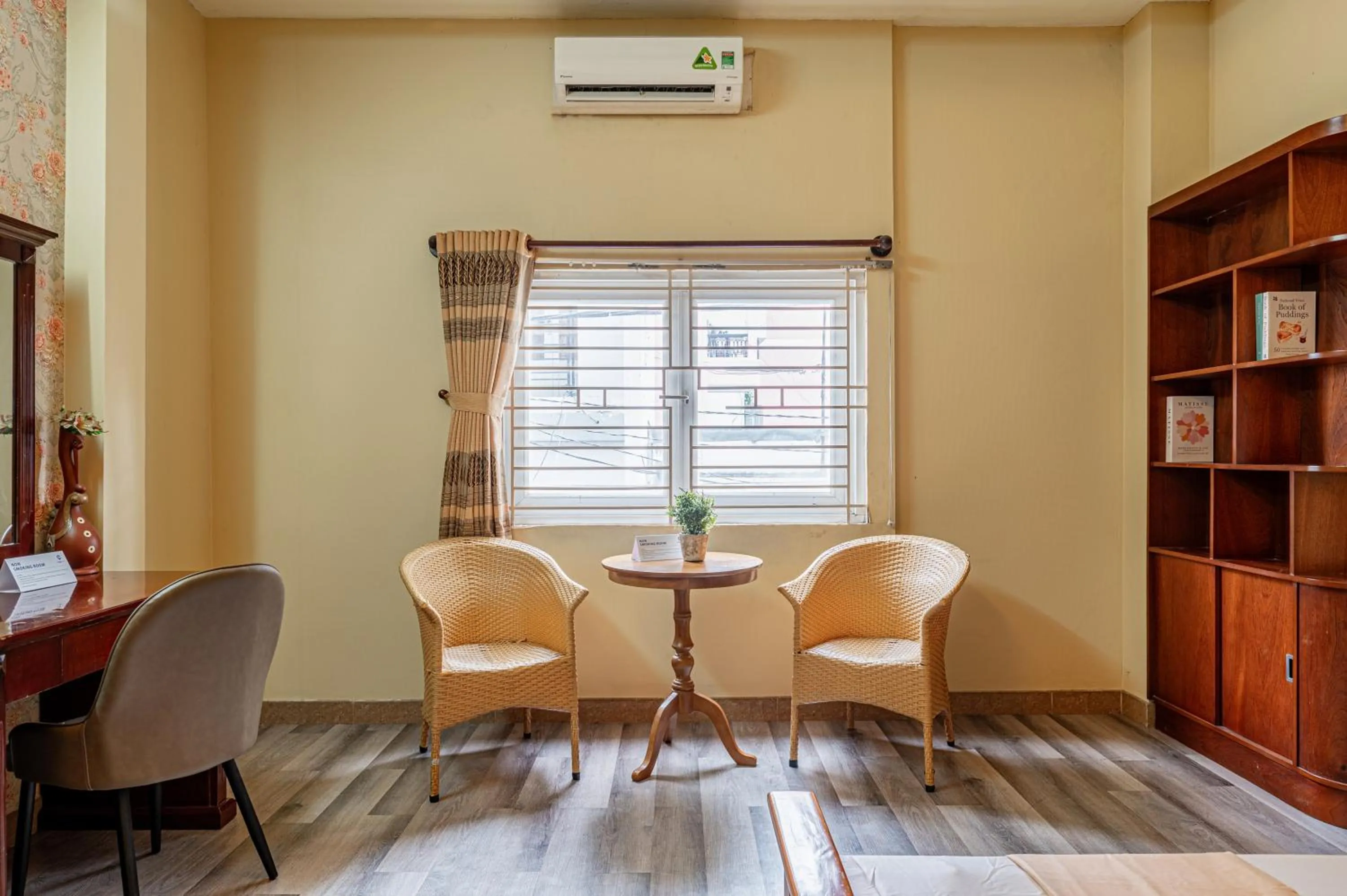 Living room in Hoàng Long Hotel By Cozrum