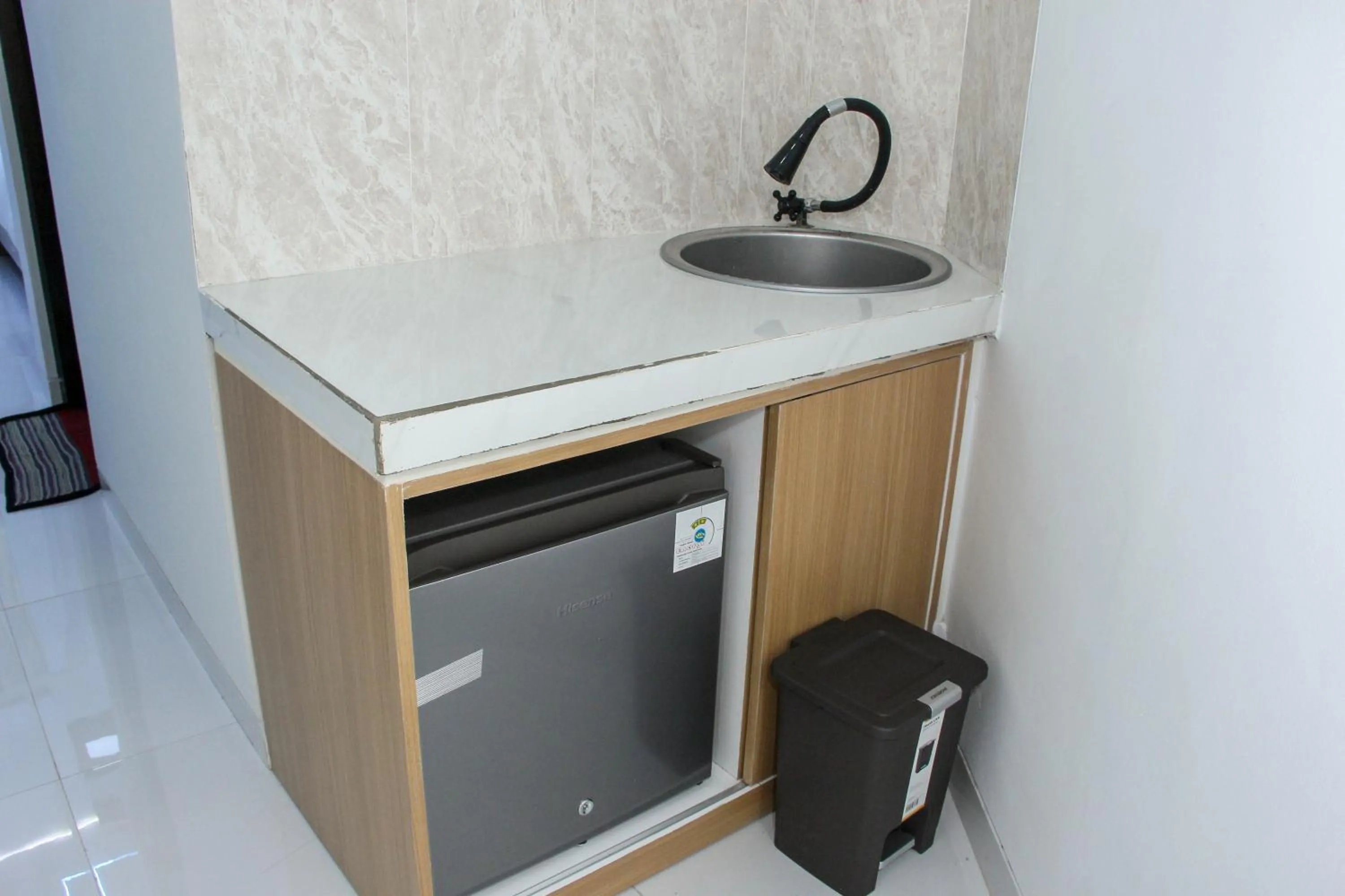Kitchen or kitchenette in Laswi Syariah Guest House
