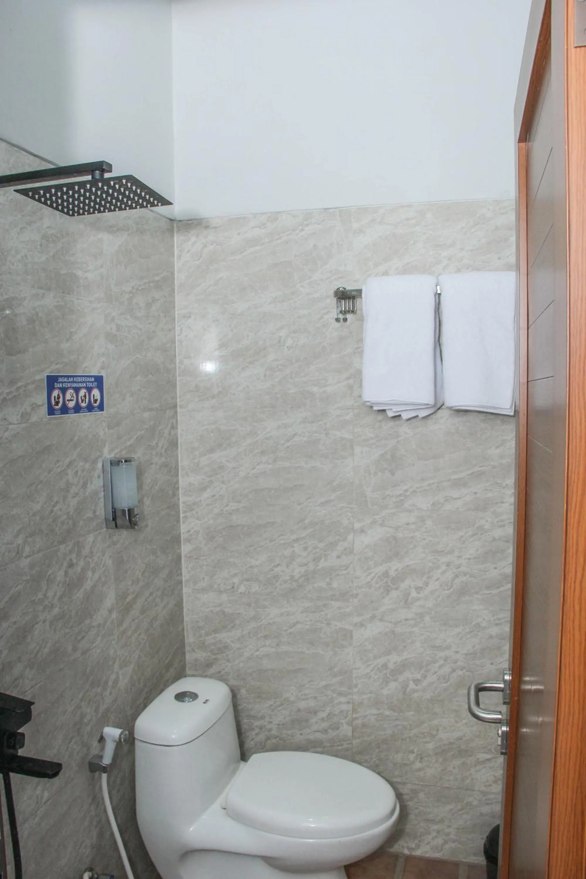 Shower in Laswi Syariah Guest House