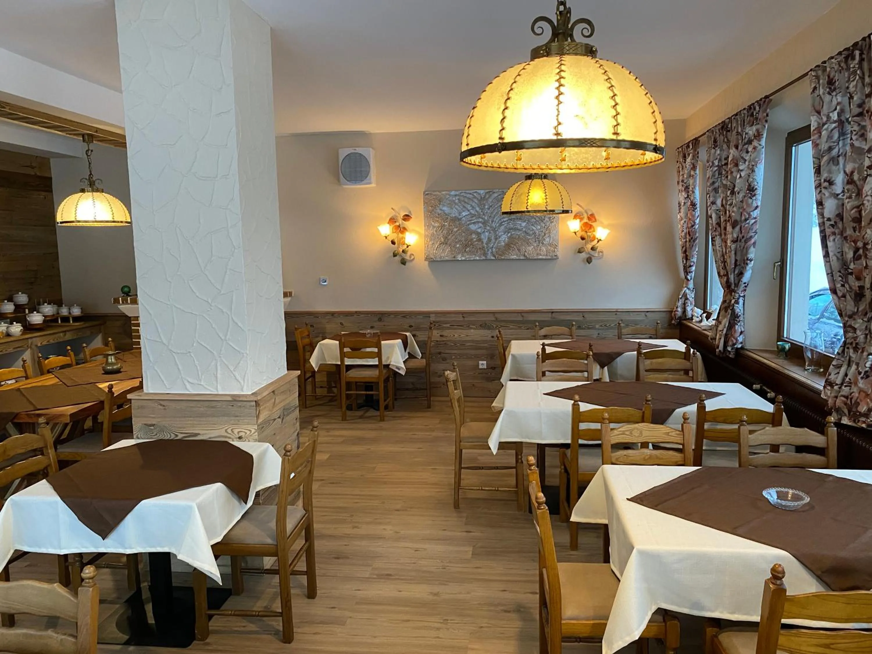 Restaurant/places to eat in Weisses Rössl am See