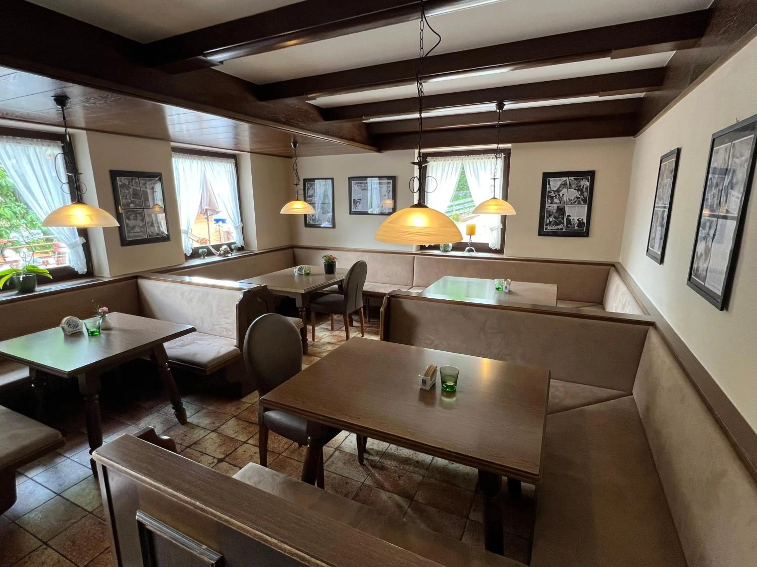 Restaurant/places to eat in Weisses Rössl am See