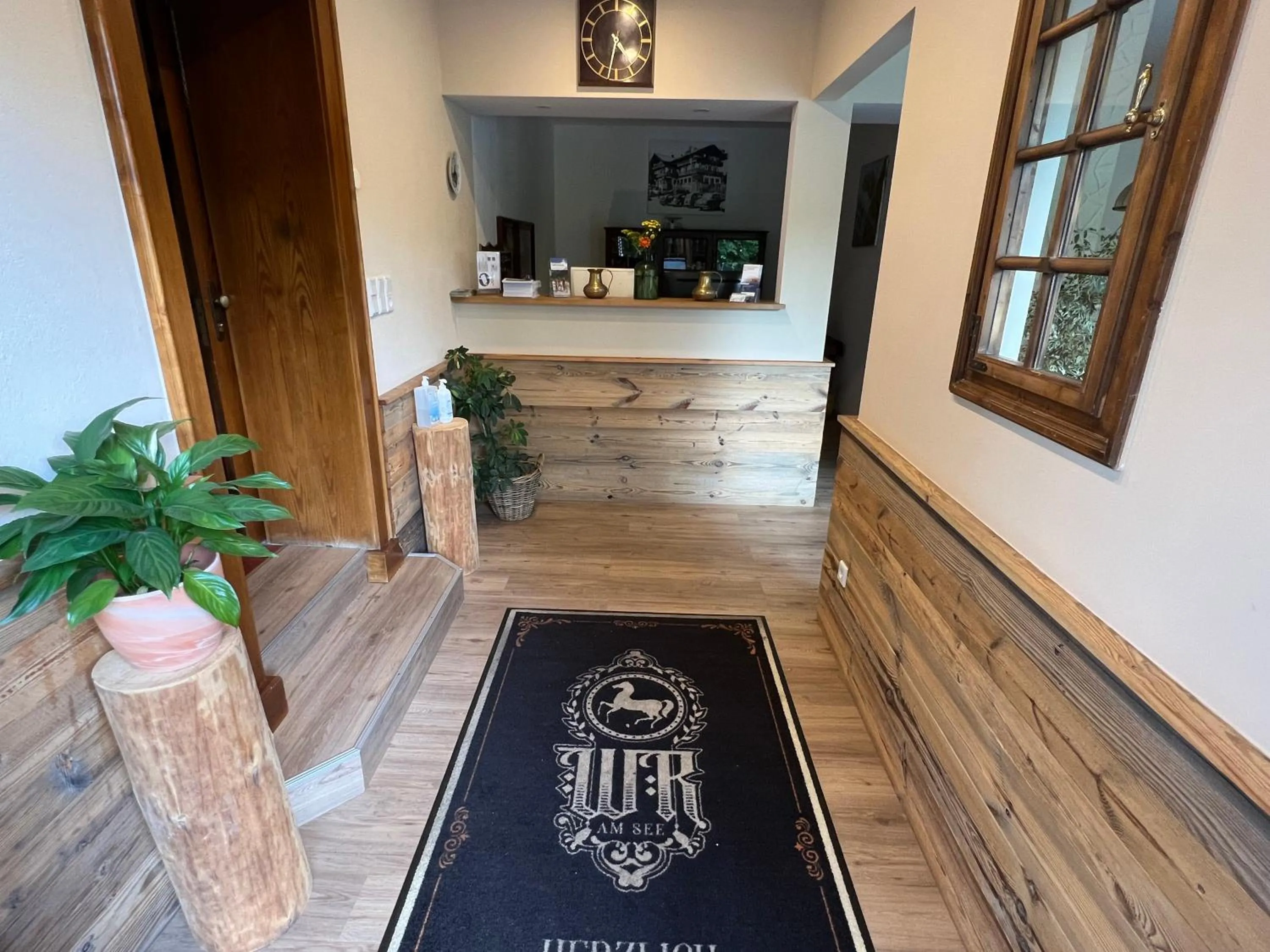 Facade/entrance in Weisses Rössl am See