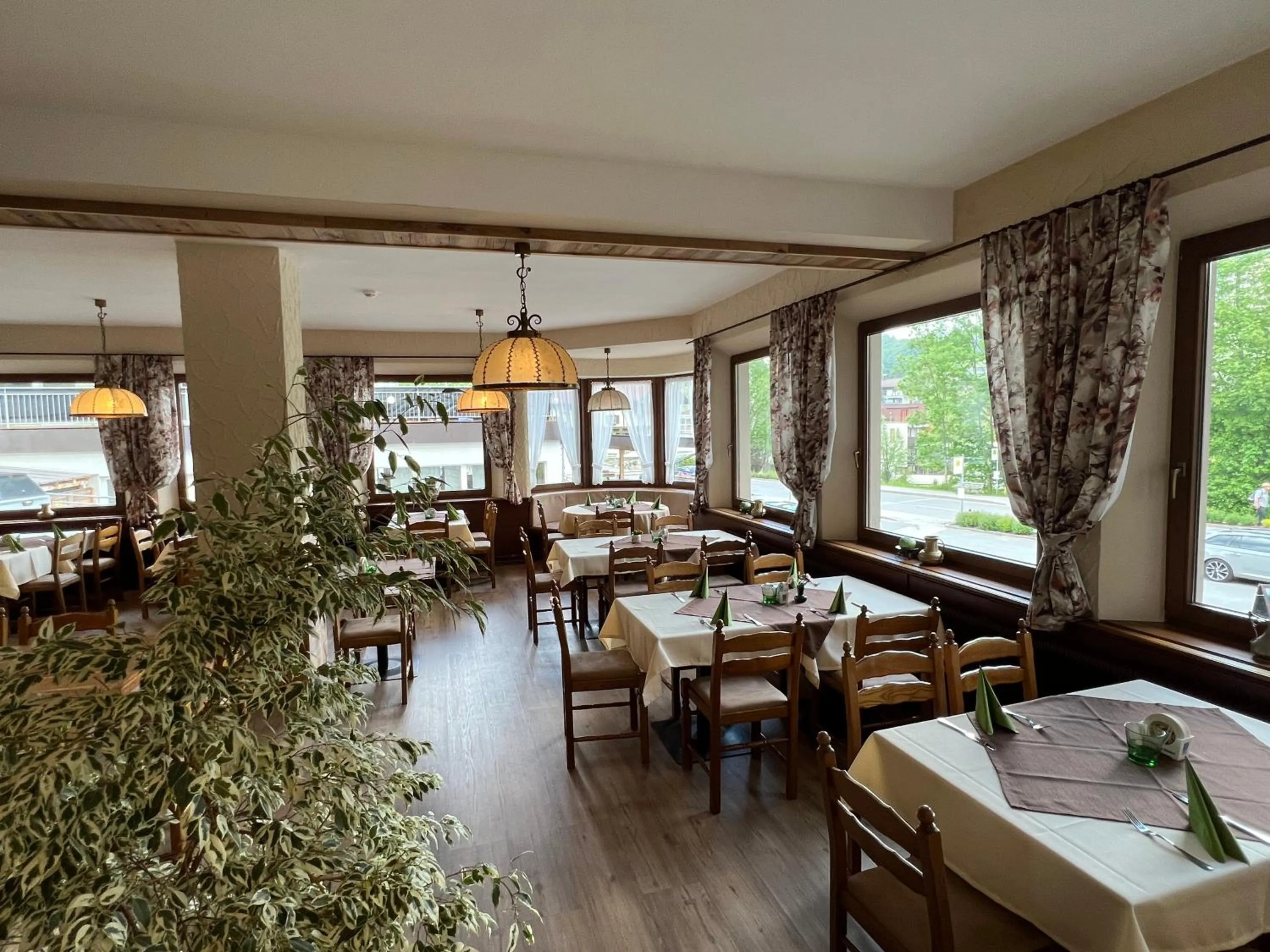 Restaurant/places to eat in Weisses Rössl am See