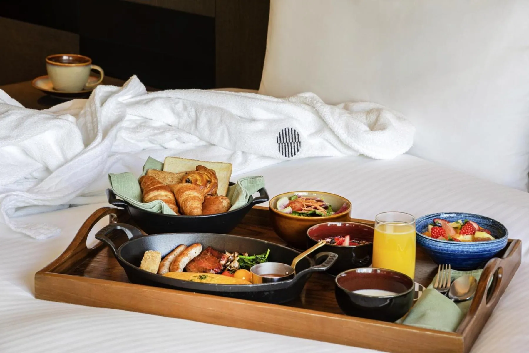 Restaurant/places to eat in Arul's Hotel