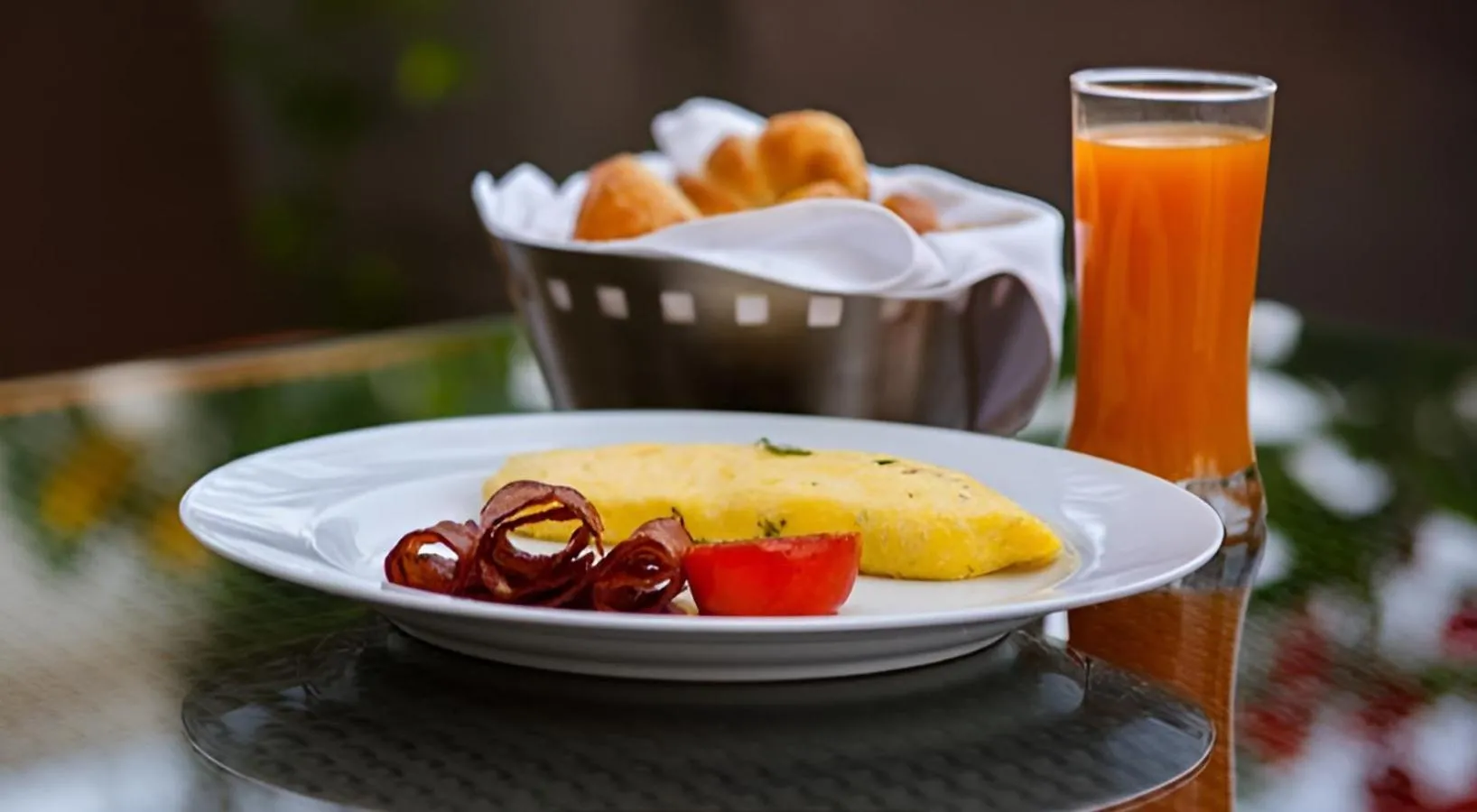 Food and drinks in Arul's Hotel