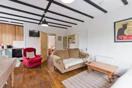 Two-Bedroom Apartment in Ash House Bed and Breakfast Two-Bedroom Apartment in Ash House Bed and Breakfast